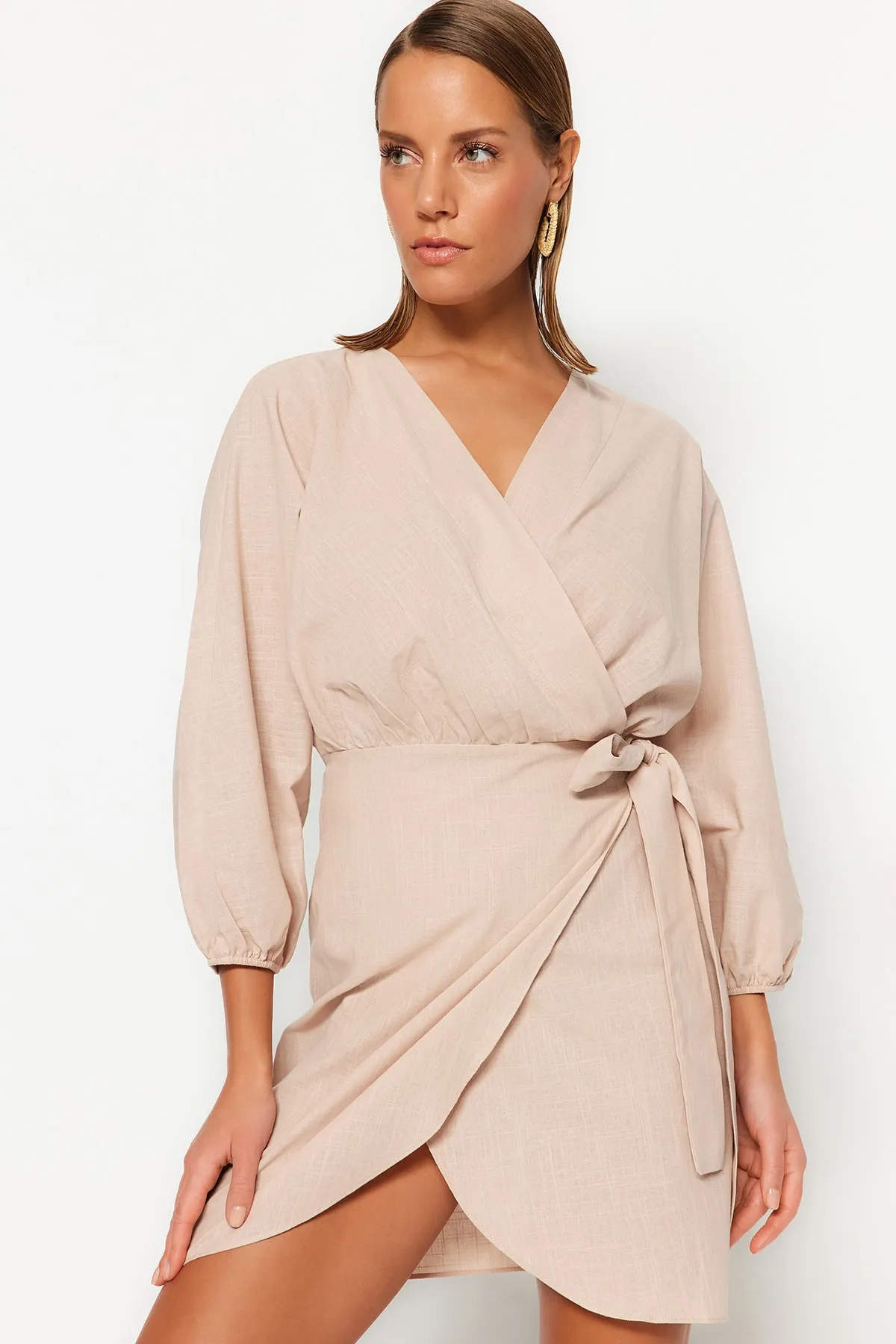Trendyol Collection  Beigefarbenes Mini-Strandkleid aus gewebtem Zweireiher aus 100 % Baumwolle TBESS23EL00176