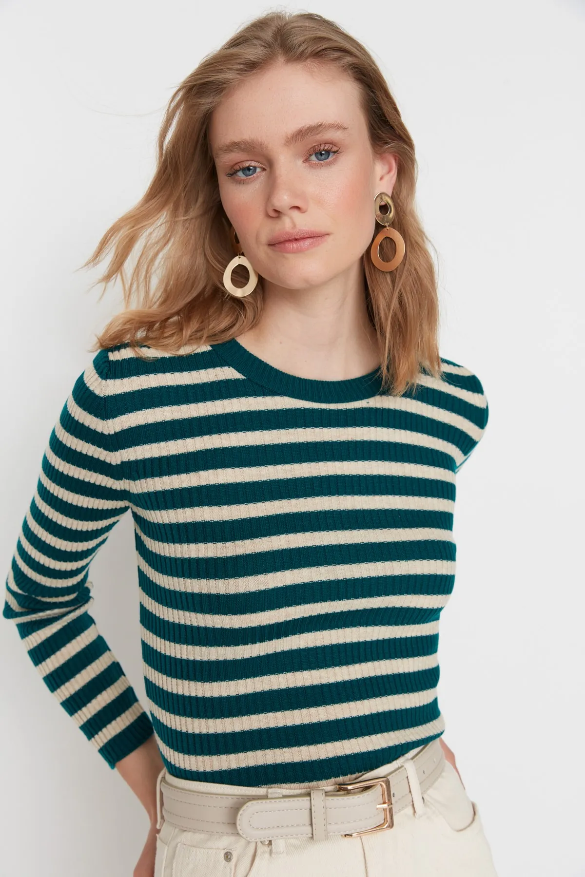 Trendyol Collection  Grüner Basic Strickpullover mit Streifen TWOAW21KZ0942