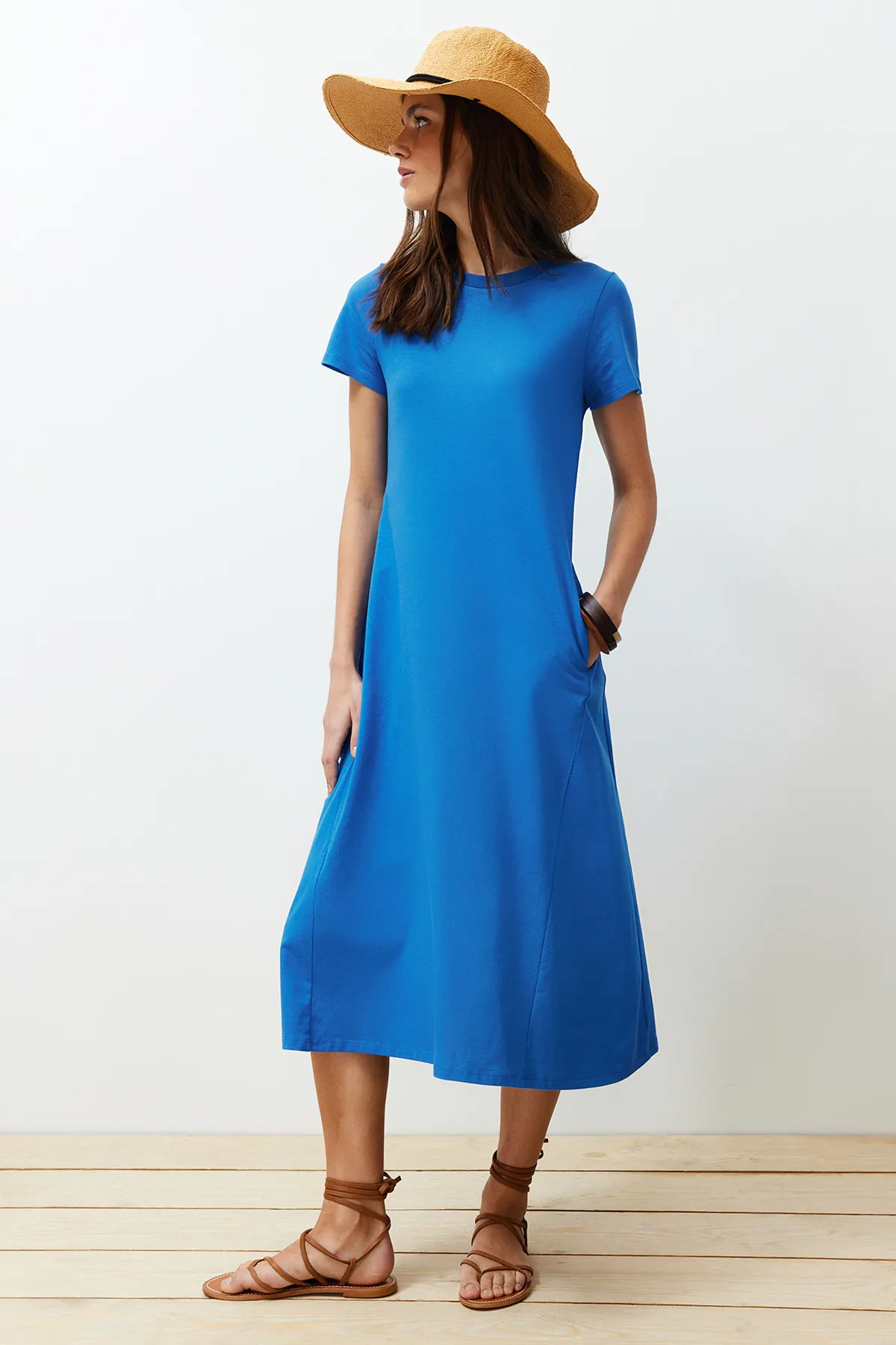 Trendyol Collection  Saks Premium Strick-Midikleid in A-Linie mit Rundhalsausschnitt und Taschen TWOSS24EL00169