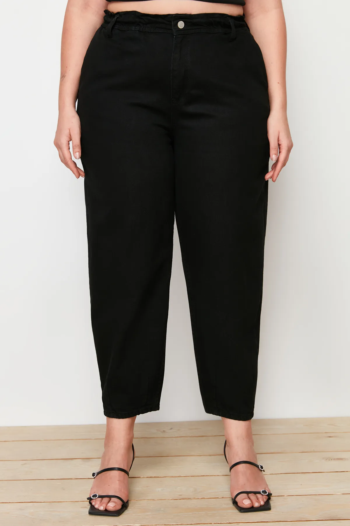 Trendyol Curve  Schwarze Mom-Jeans mit hoher Taille und detaillierten Taschen TBBAW23CJ00007