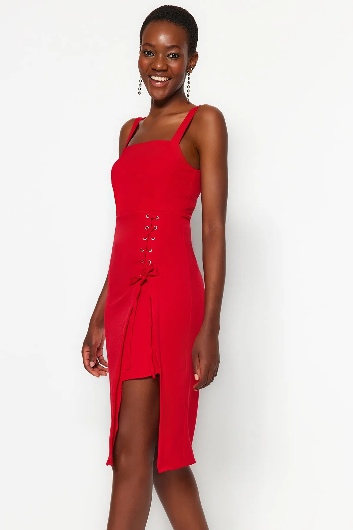 Trendyol Collection  Rotes, körperbetontes Midi-Webkleid mit Ösen, Schlitz und quadratischem Kragen TWOSS19EL0079