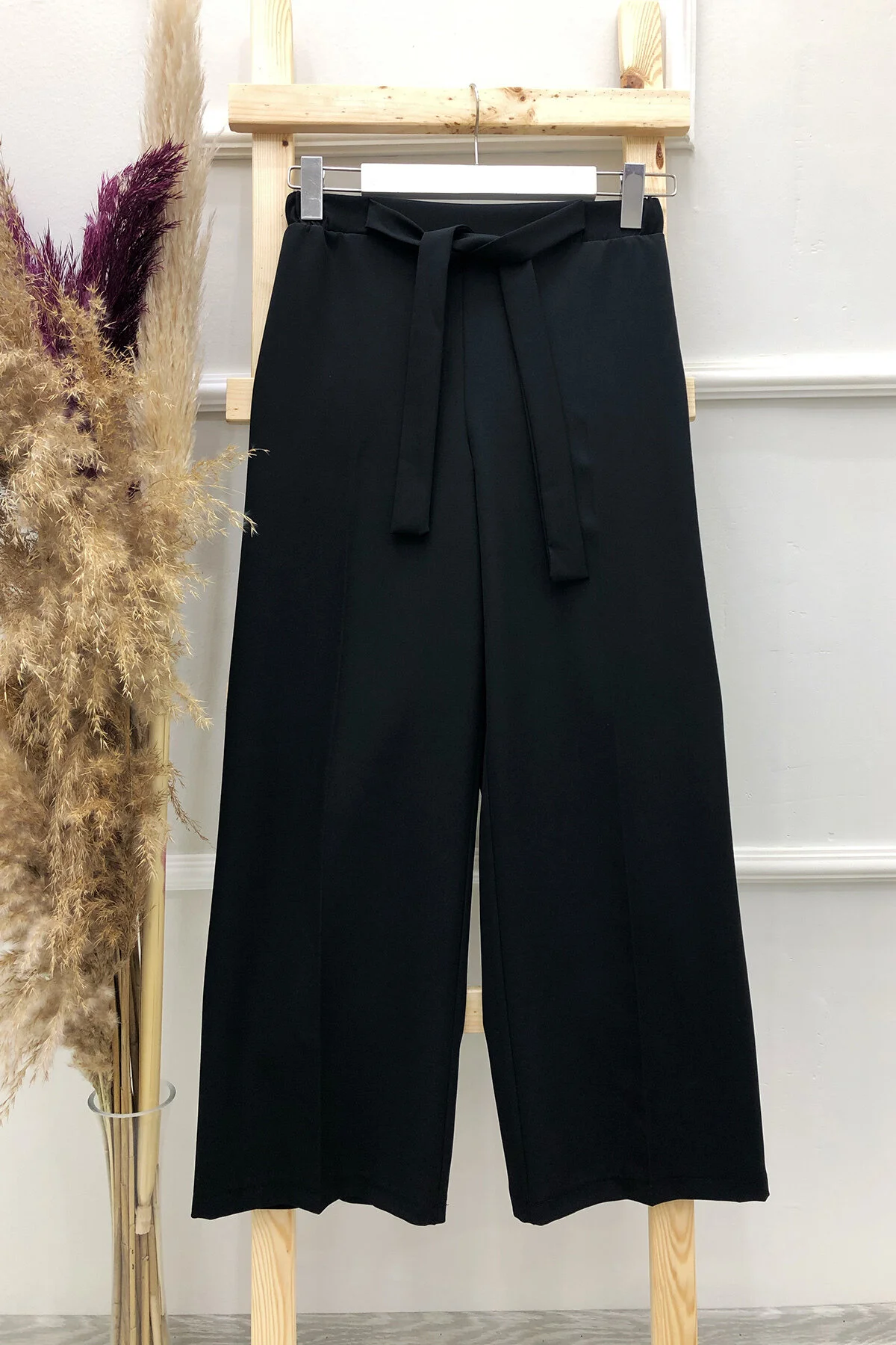 MODAQU  Hose mit weitem Bein und Gürtel – Schwarz