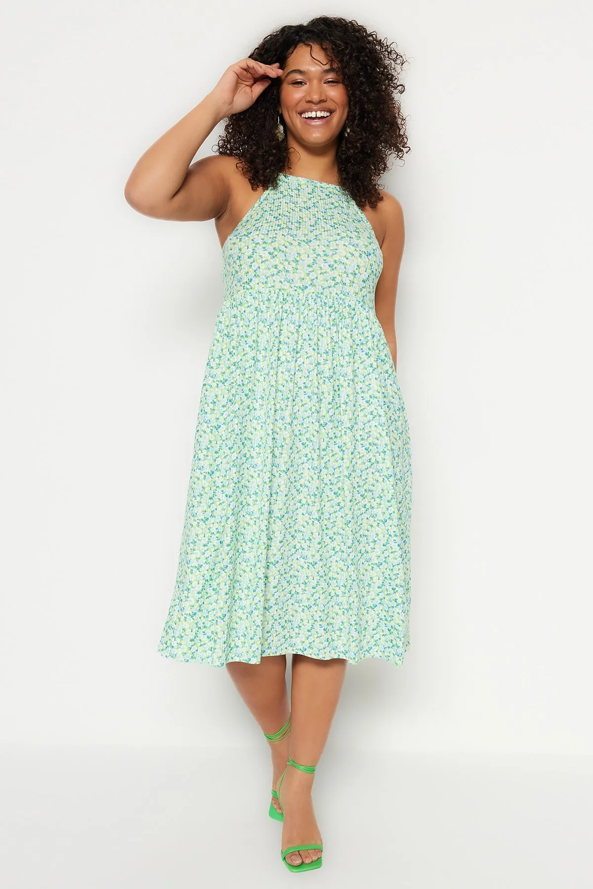Trendyol Curve  Grünes Gimped-Strickkleid mit Blumenmuster TBBSS23AH00074