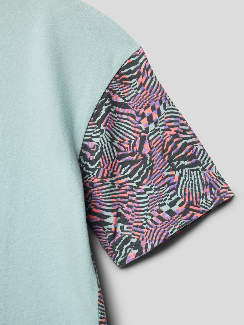 T-Shirt mit Label-Patch in helltürkis