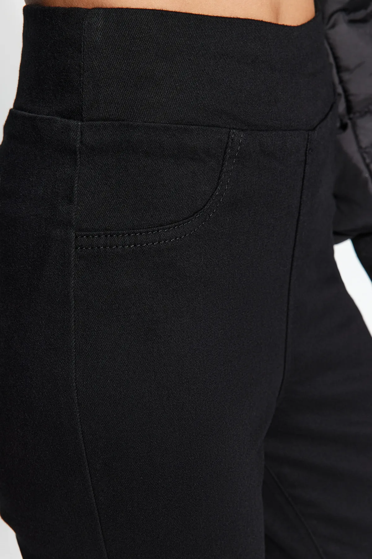 Trendyol Collection  Schwarze Jegging-Jeans mit hoher Taille und detailliertem Bund TWOAW24JE00234