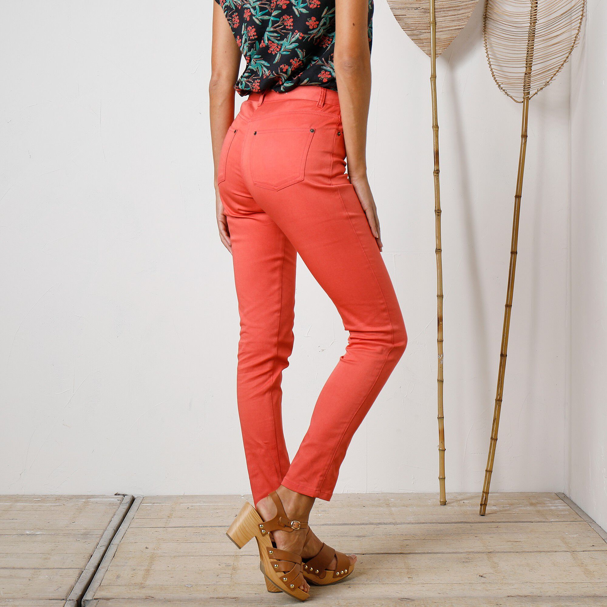 Pantalon fuselé couleur