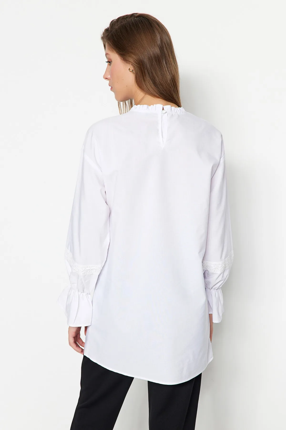 Trendyol Modest  Weiße Tunika aus gewebter Baumwolle mit Spitzenstickerei TCTSS23UK00045