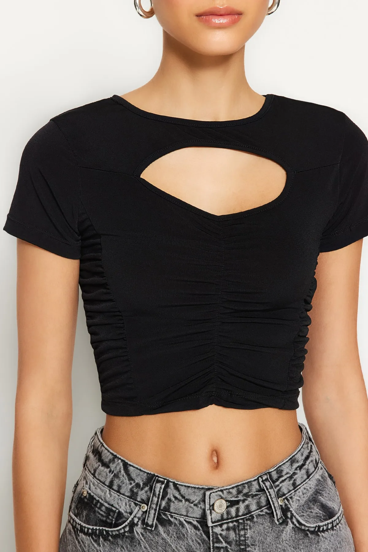 Trendyol Collection  Schwarze, dehnbare, dehnbare Strickbluse mit Rundhalsausschnitt und detailliertem Schnitt TWOSS23BZ00342