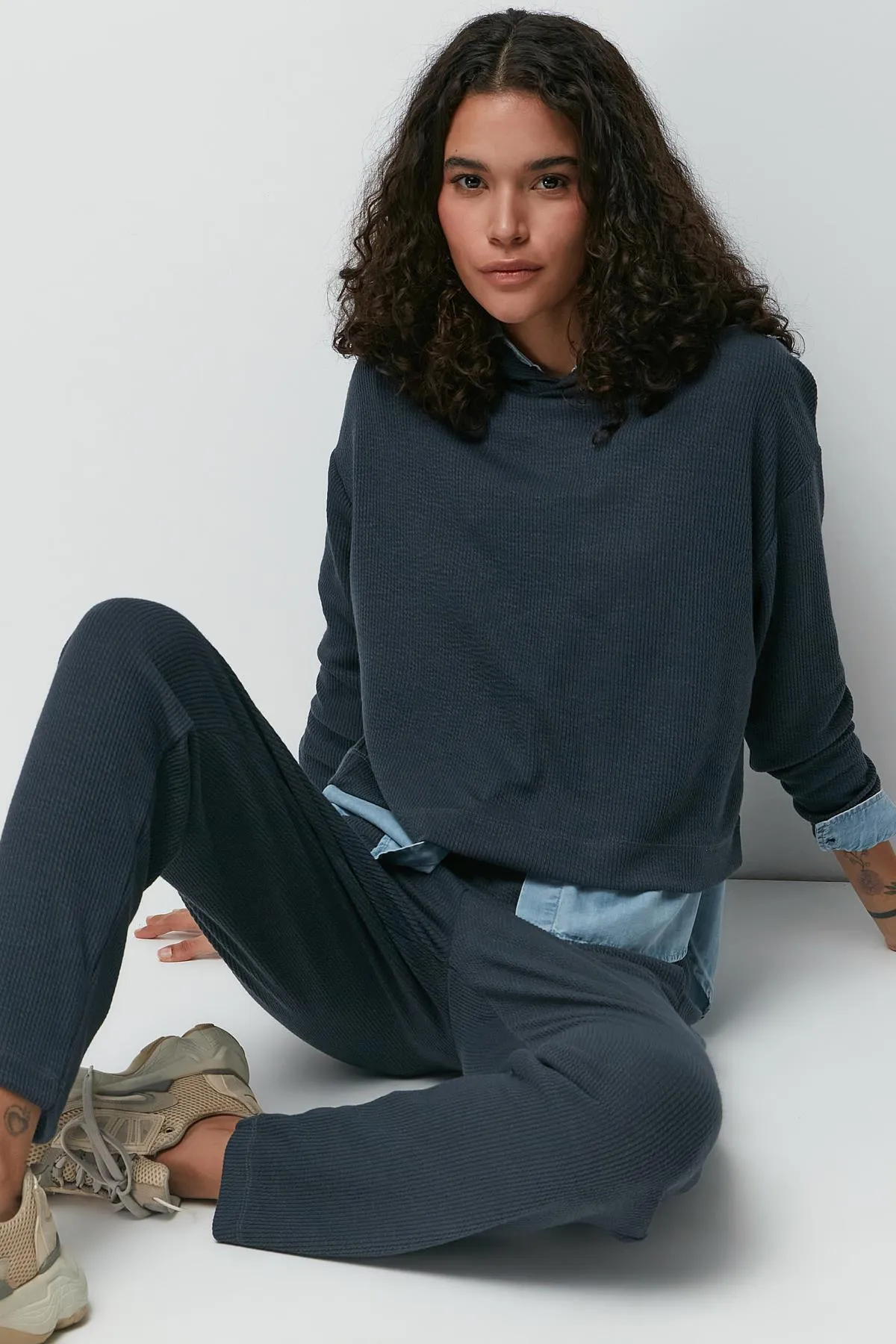 C&City  Geripptes Sweatshirt-Hosen-Set mit Kapuze 9131 Geräuchert
