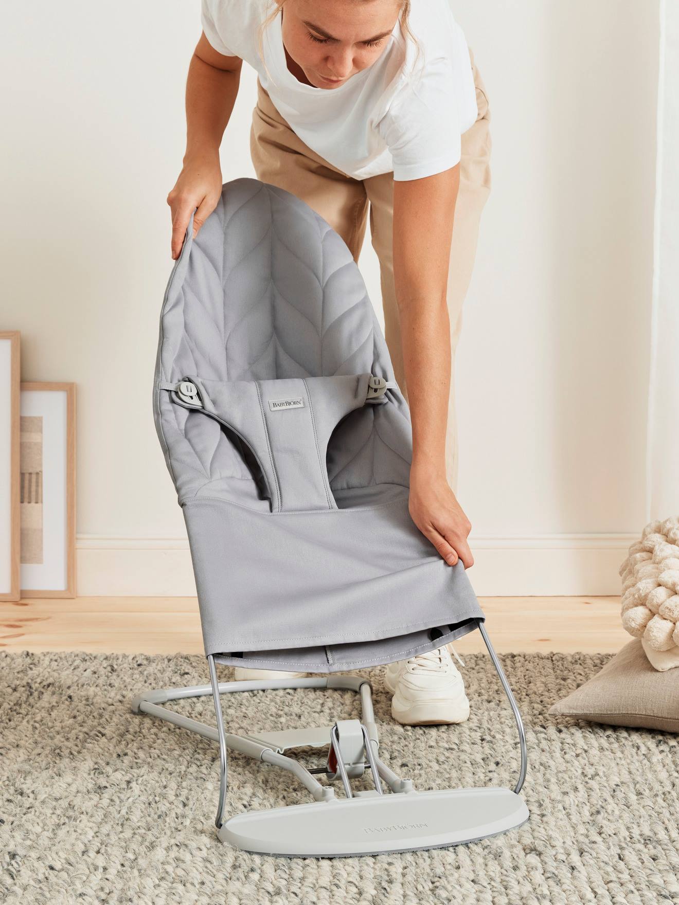 Transat Bliss en coton BabyBjörn gris clair/matelassage pétales