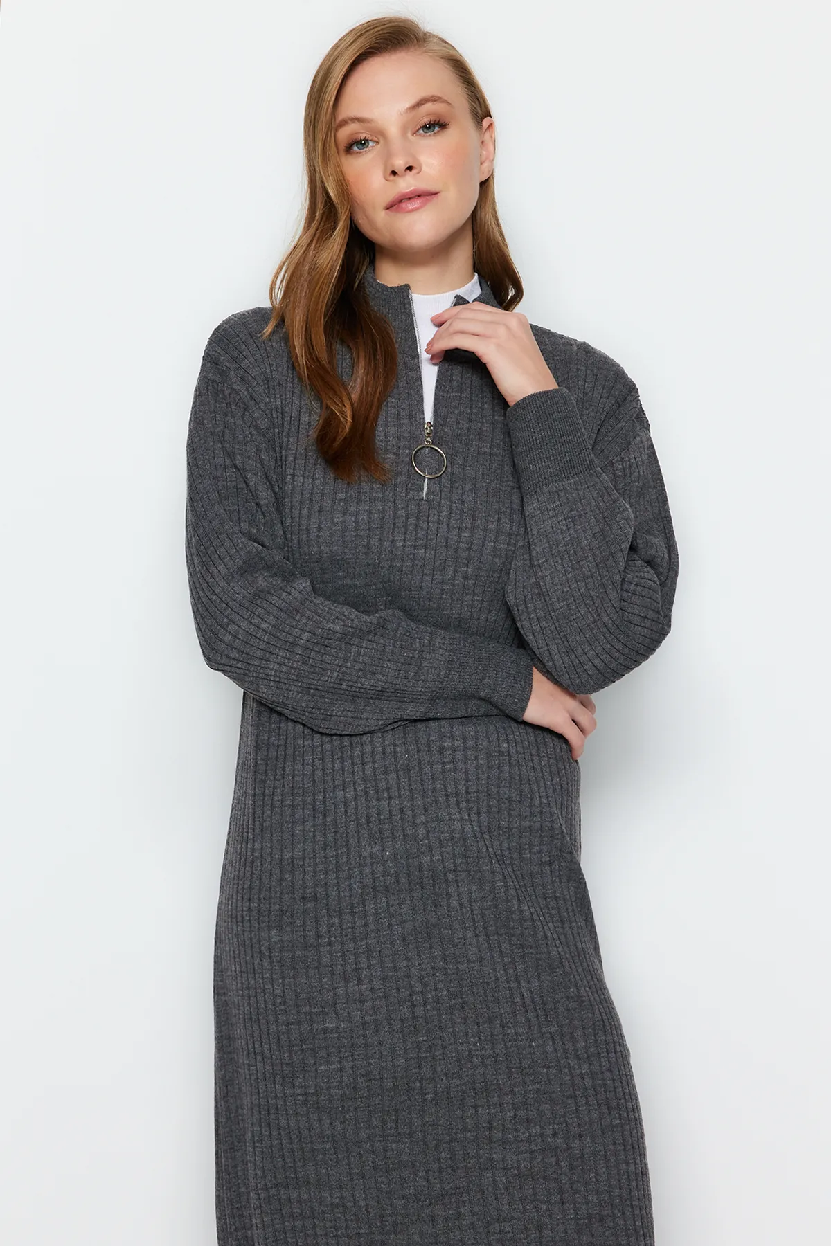 Trendyol Modest  Anthrazitfarbenes Rippstrickkleid mit Kragen und Reißverschluss TCTAW24EB00128