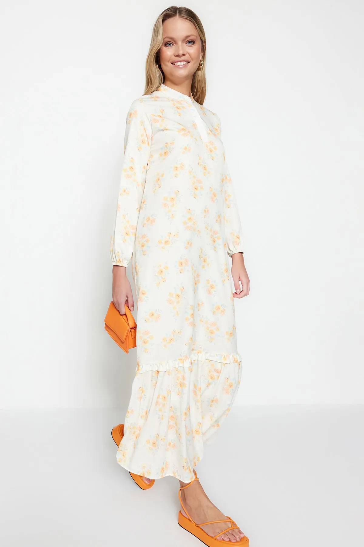 Trendyol Modest  Oranges, florales, gewebtes Kleid mit halber Knopfleiste und Rüschenspitze, gefüttert TCTSS21EL3353