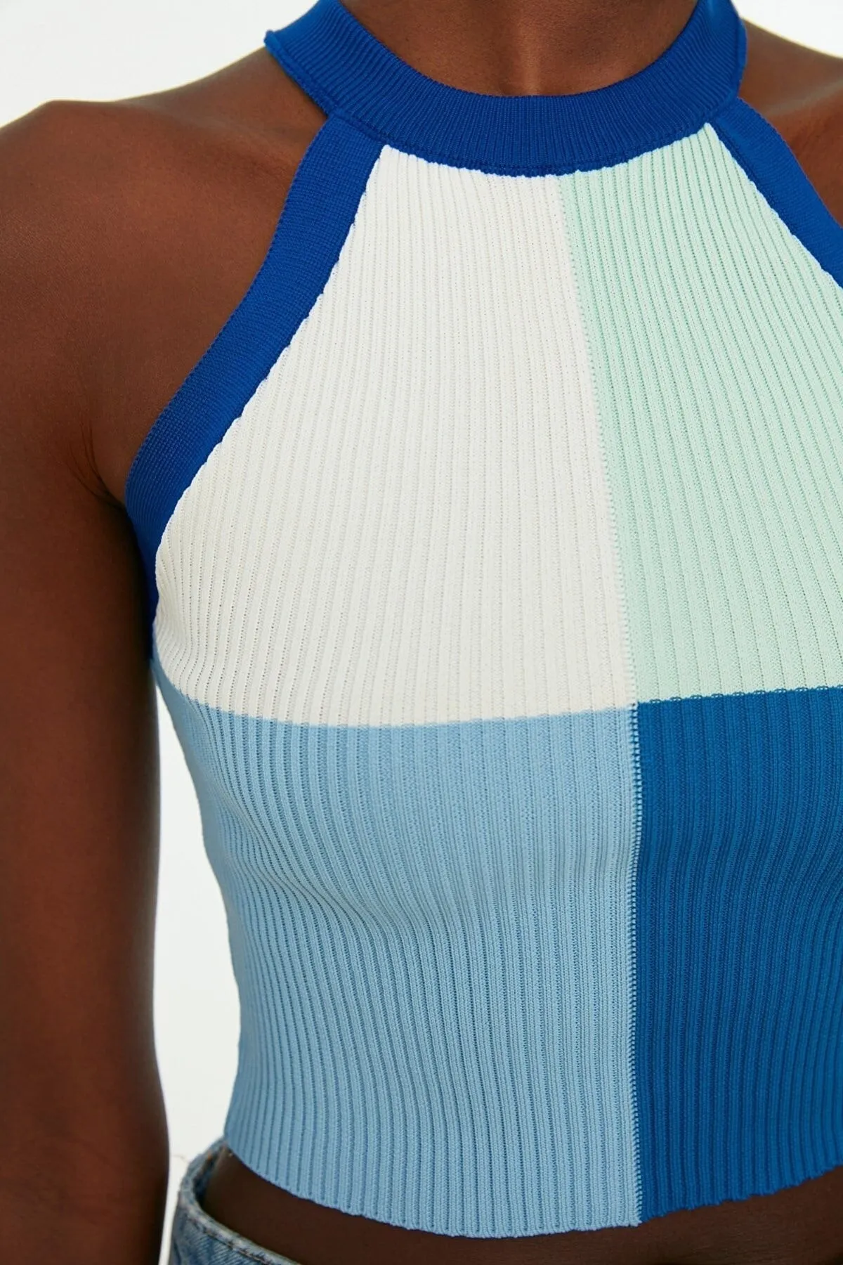 Trendyol Collection  Blaue, bauchfreie, farbblockierte Strickbluse aus Strick TWOSS22BZ0402