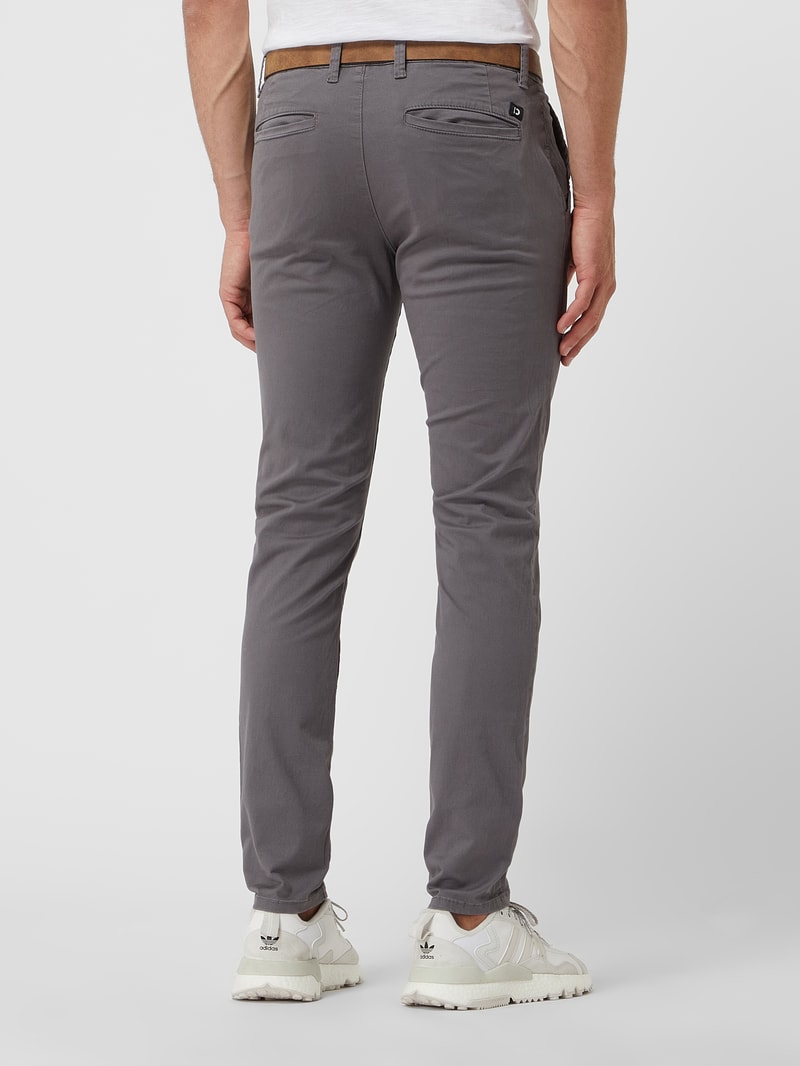 Slim Fit Chino mit Gürtel in mittelgrau
