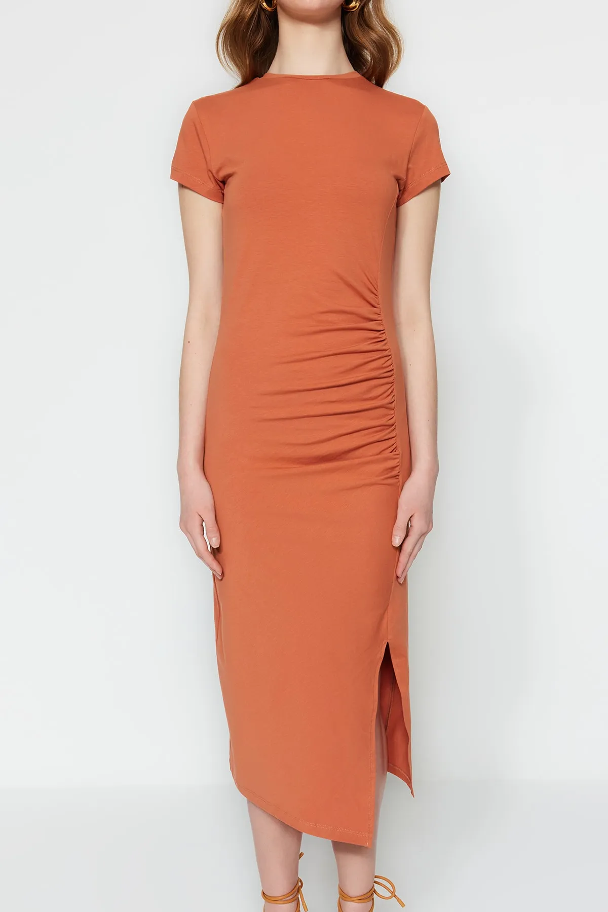 Trendyol Collection  Zimtfarbenes, tailliertes Midi-Stretch-Strickkleid aus Baumwolle mit Rüschen und Schlitzdetail TWOSS23EL00777
