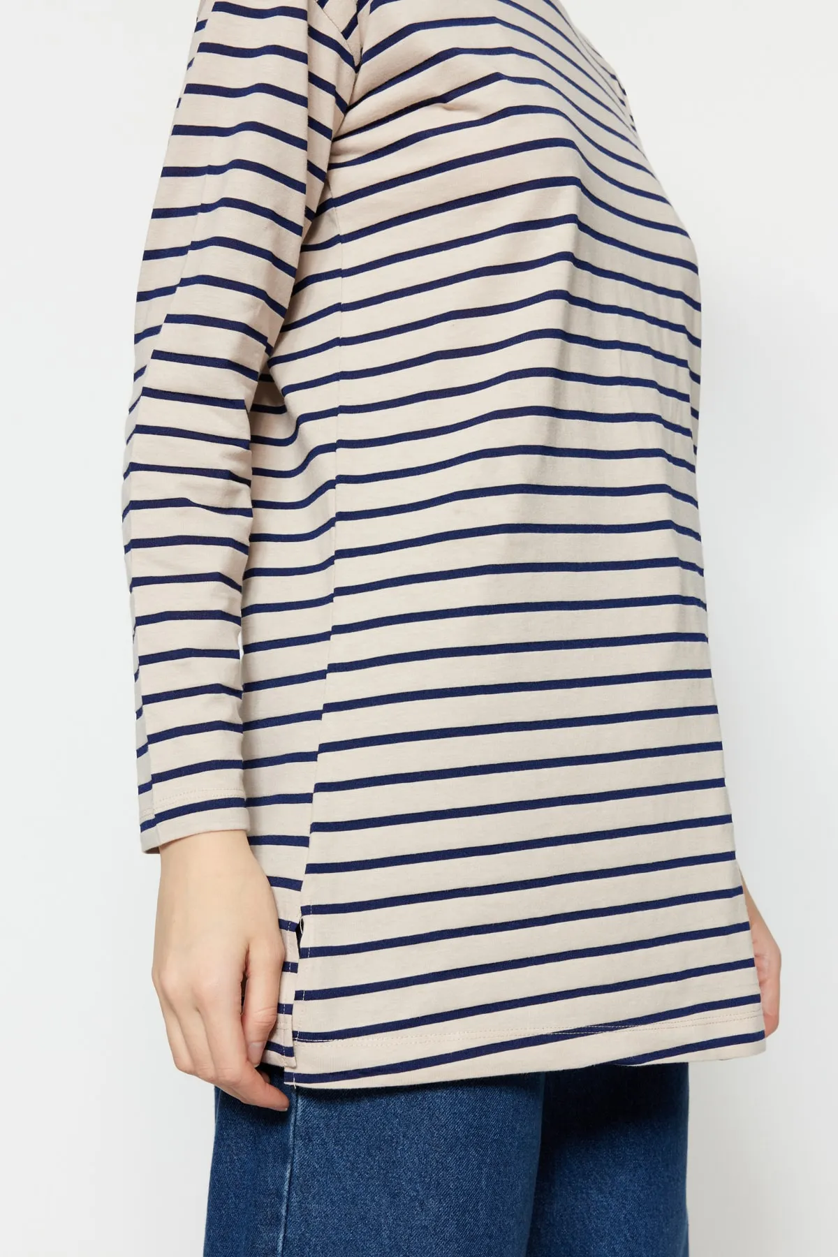 Trendyol Modest  Nerzfarbene gestreifte Stricktunika TCTAW22UK0240