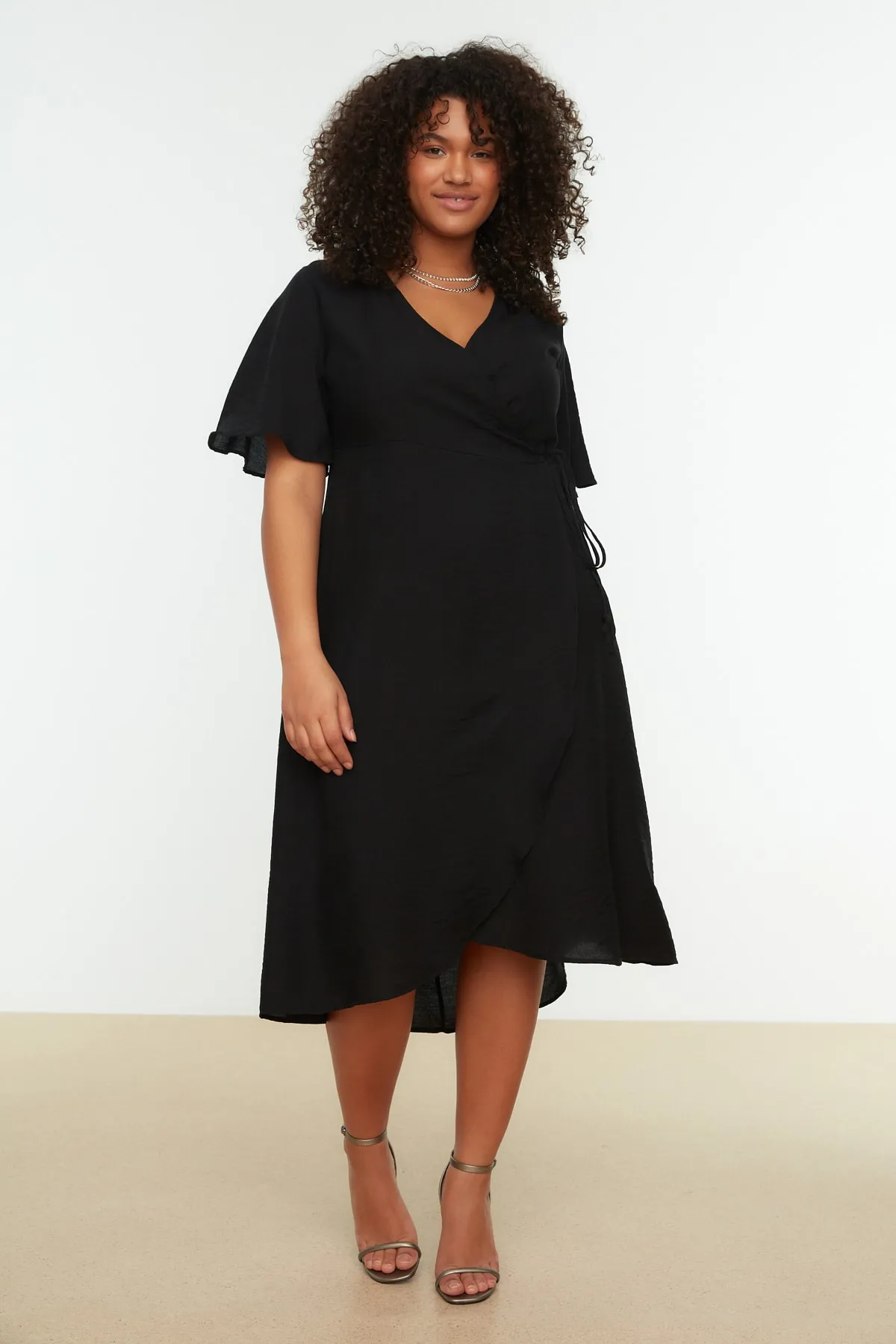 Trendyol Curve  Schwarzes, schlichtes, gewebtes Midi-Wickelkleid in Übergröße TBBSS22EL1564