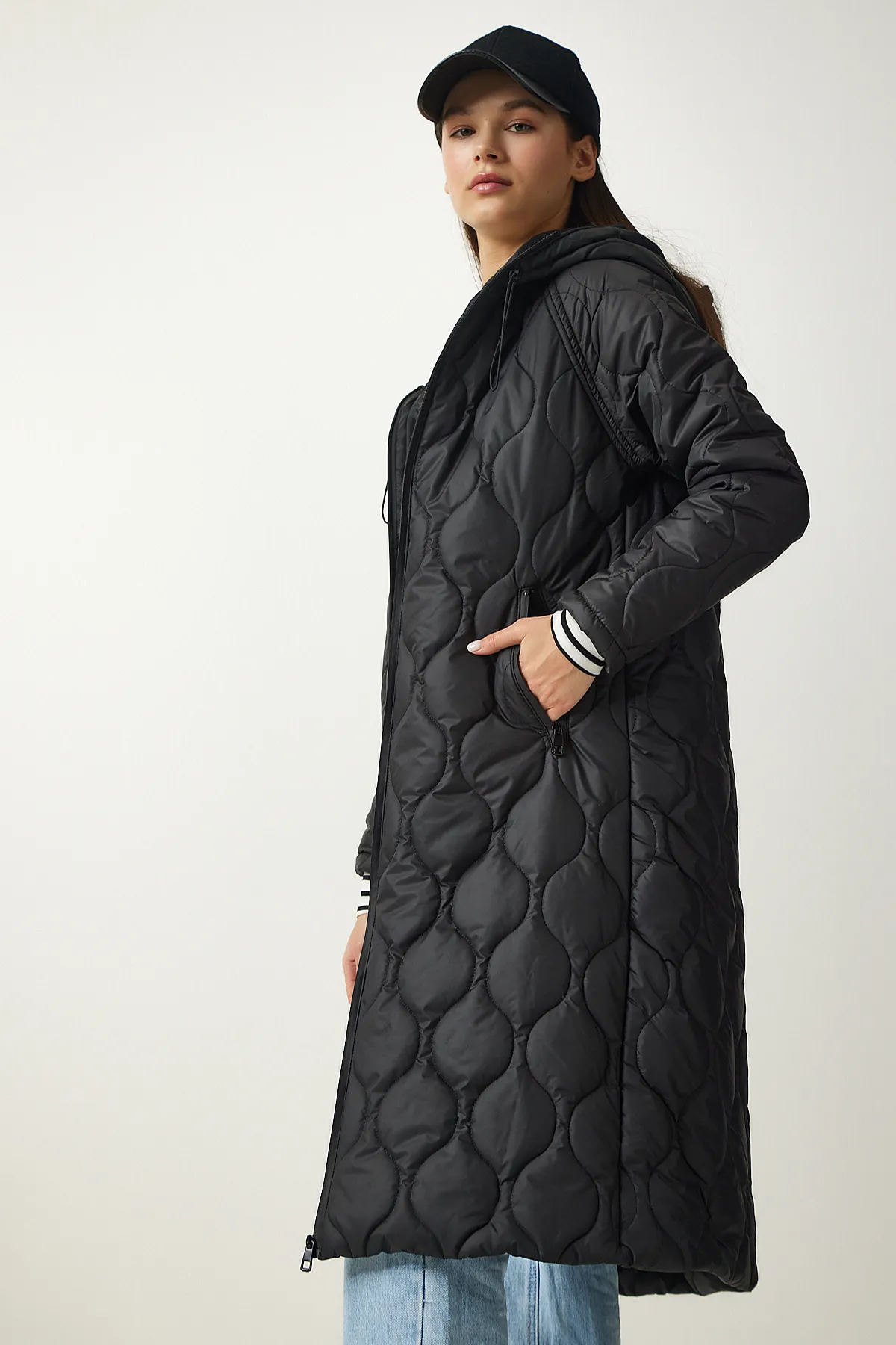 Happiness İstanbul  Schwarzer Damen-Steppmantel mit Kapuze und Tasche DD01285