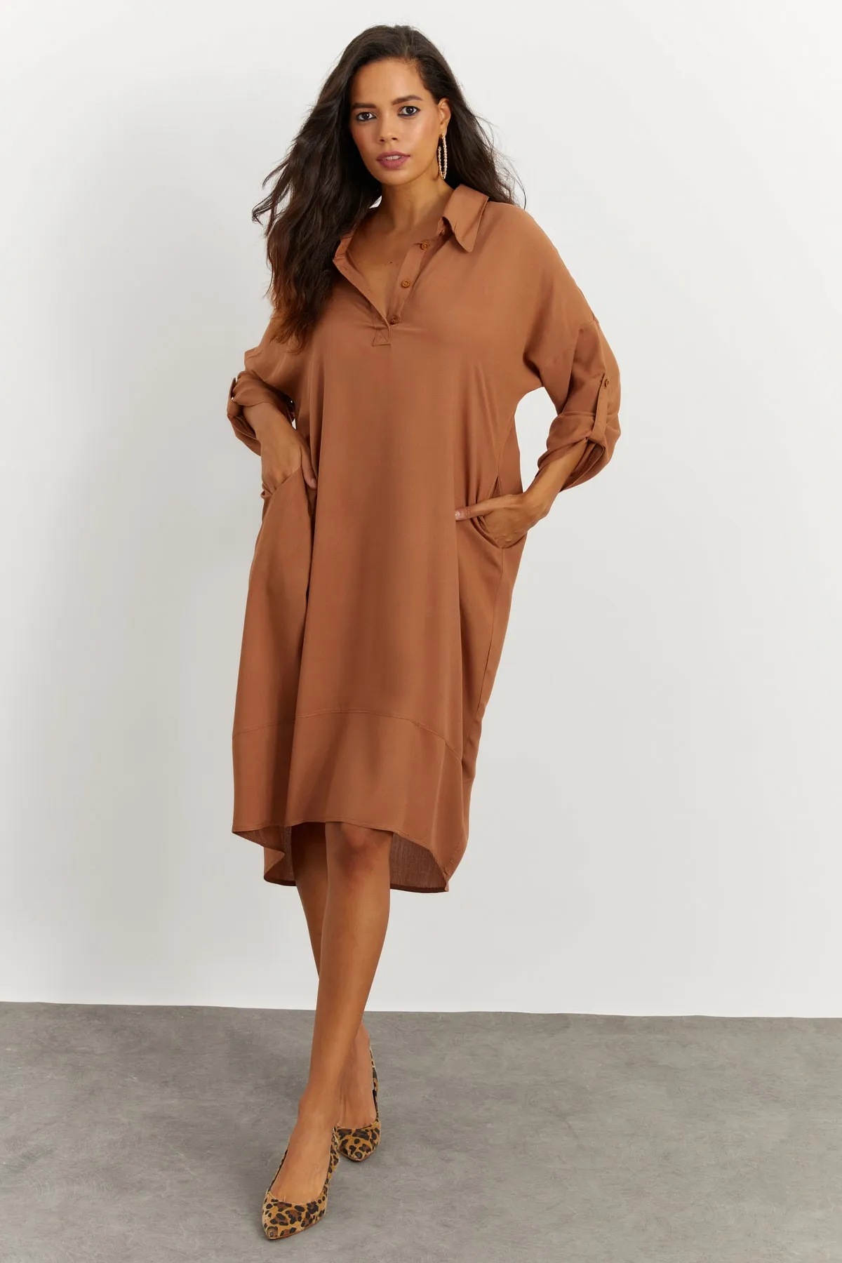 Cool & Sexy  Hellbraunes Damenkleid mit Ringtaschen hinten BK1498