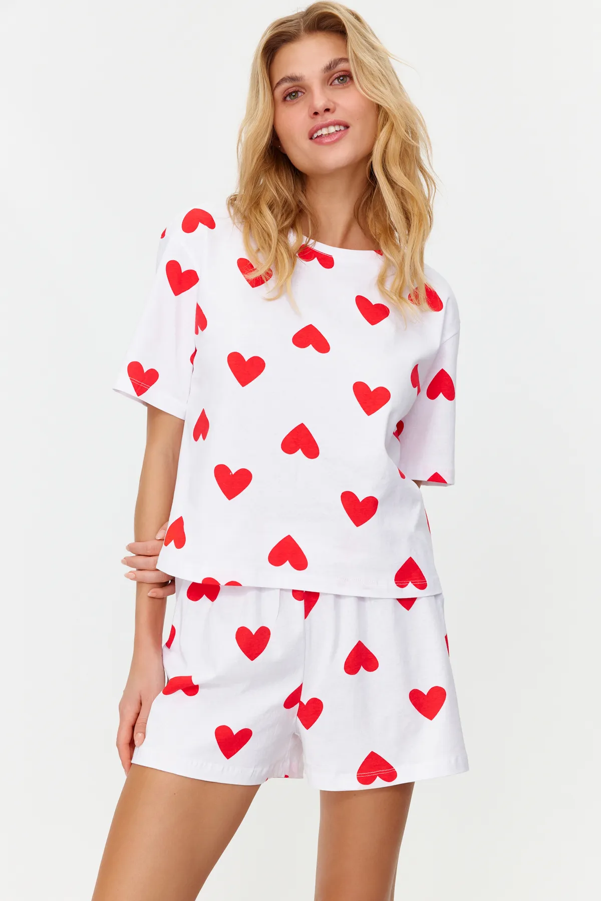 Trendyol Collection  Weißes Herz-Strick-Pyjama-Set aus 100 % Baumwolle THMSS24PT00029