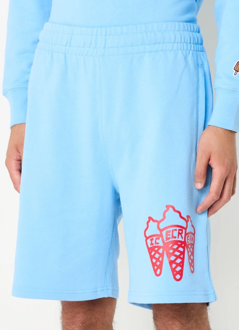 Pantaloni scurți de trening cu croială dreaptă și imprimeu cu trei cornete de înghețată.