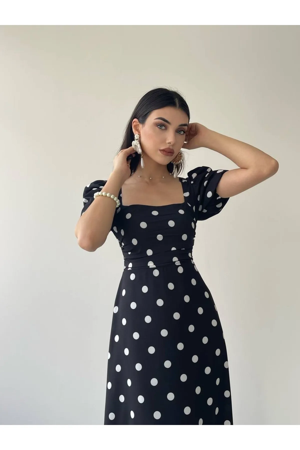 SONREİR  Langes, gepunktetes Kleid mit Ballonärmeln und quadratischem Ausschnitt