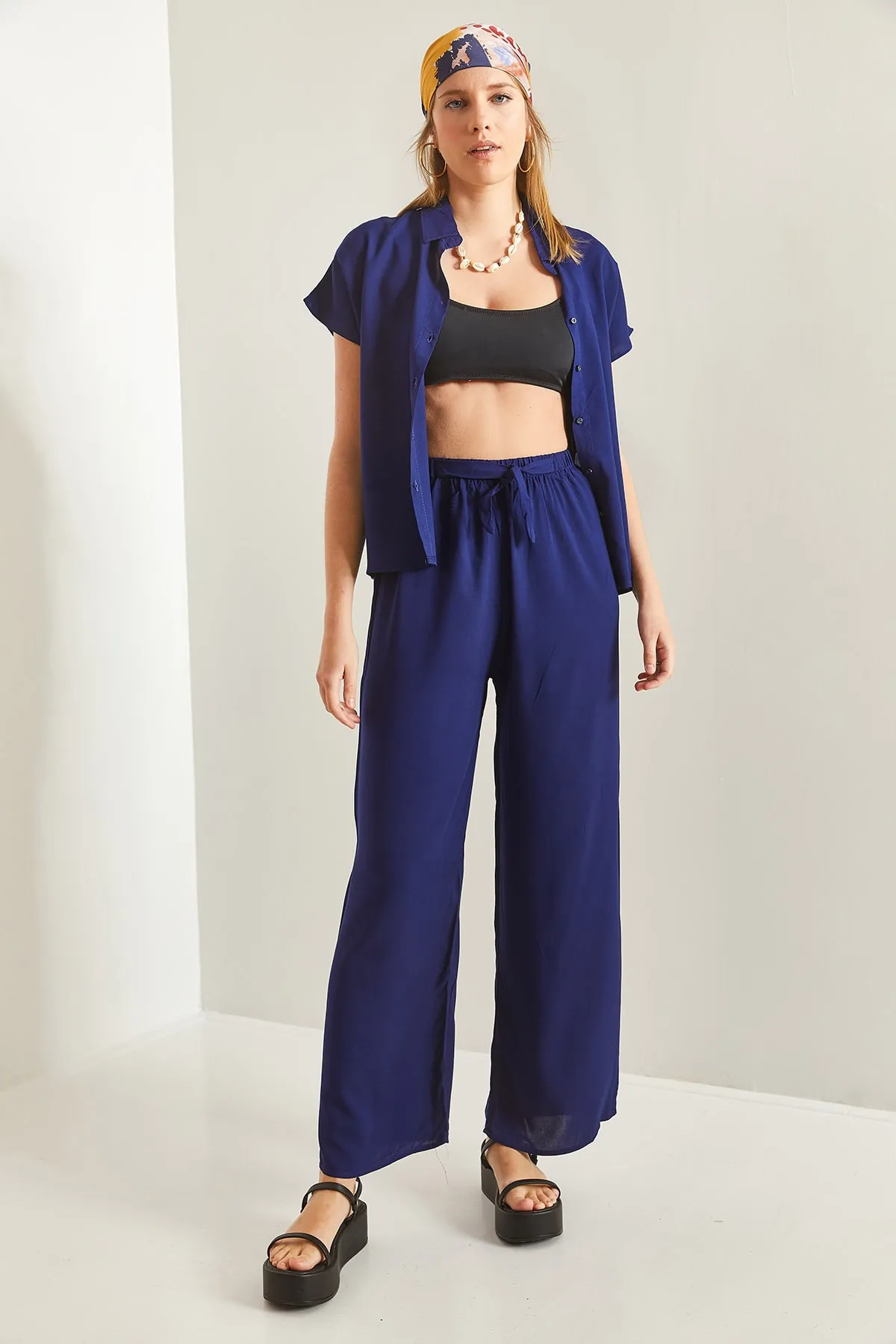 Bianco Lucci  Marineblaue Damenhose aus Viskose mit weitem Bein und Gürtel, 10061050