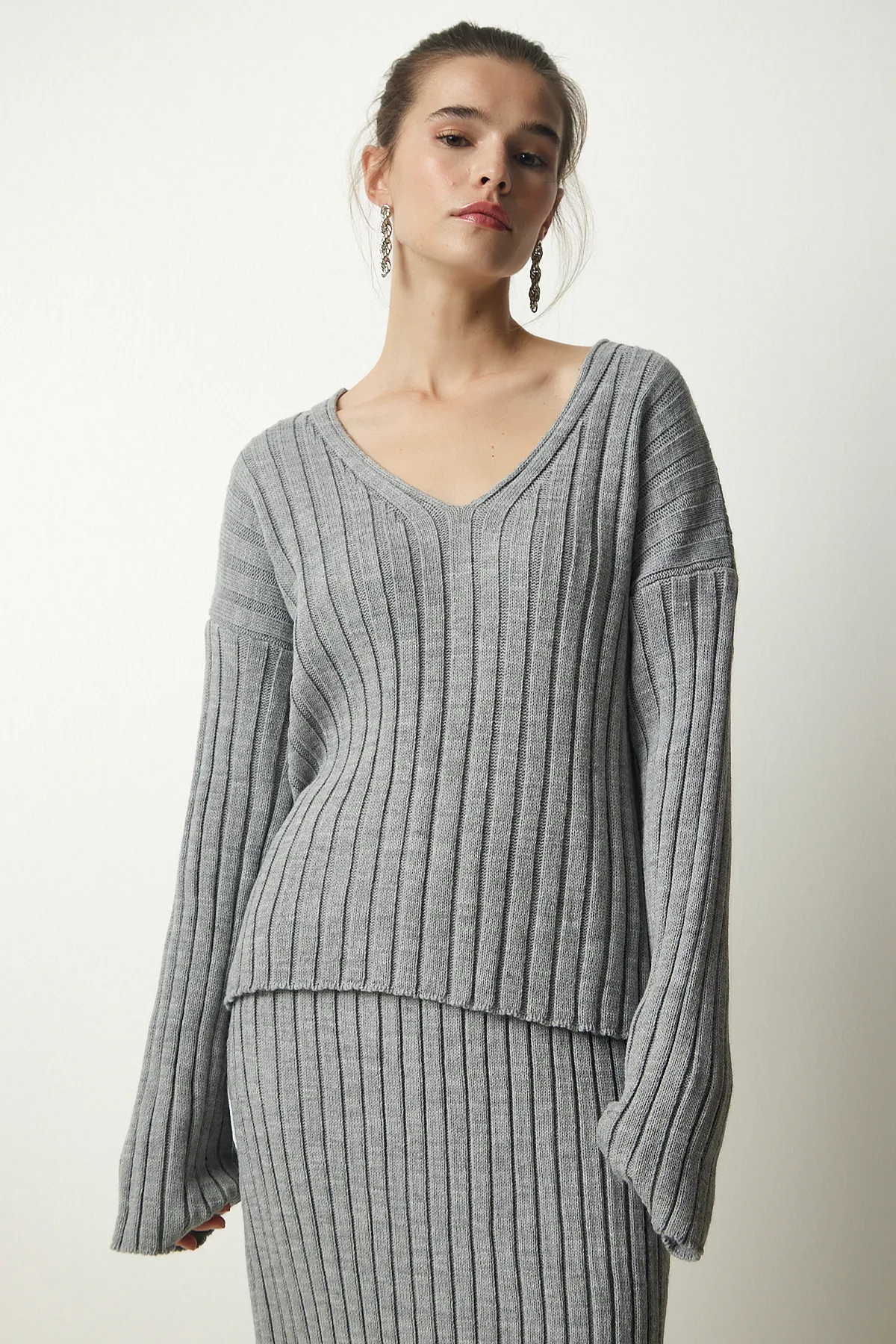 Happiness İstanbul  Graues Strickwaren-Set mit geripptem Pullover und Rock für Damen YY00188