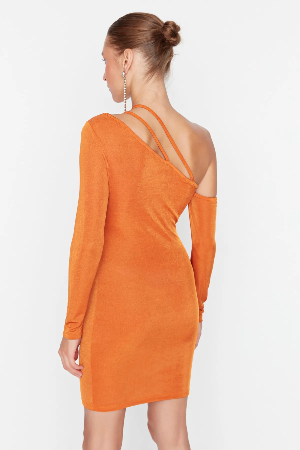 Trendyol Collection  Elegantes Abendkleid mit Fliesenkragen-Detail TPRAW23EL00357
