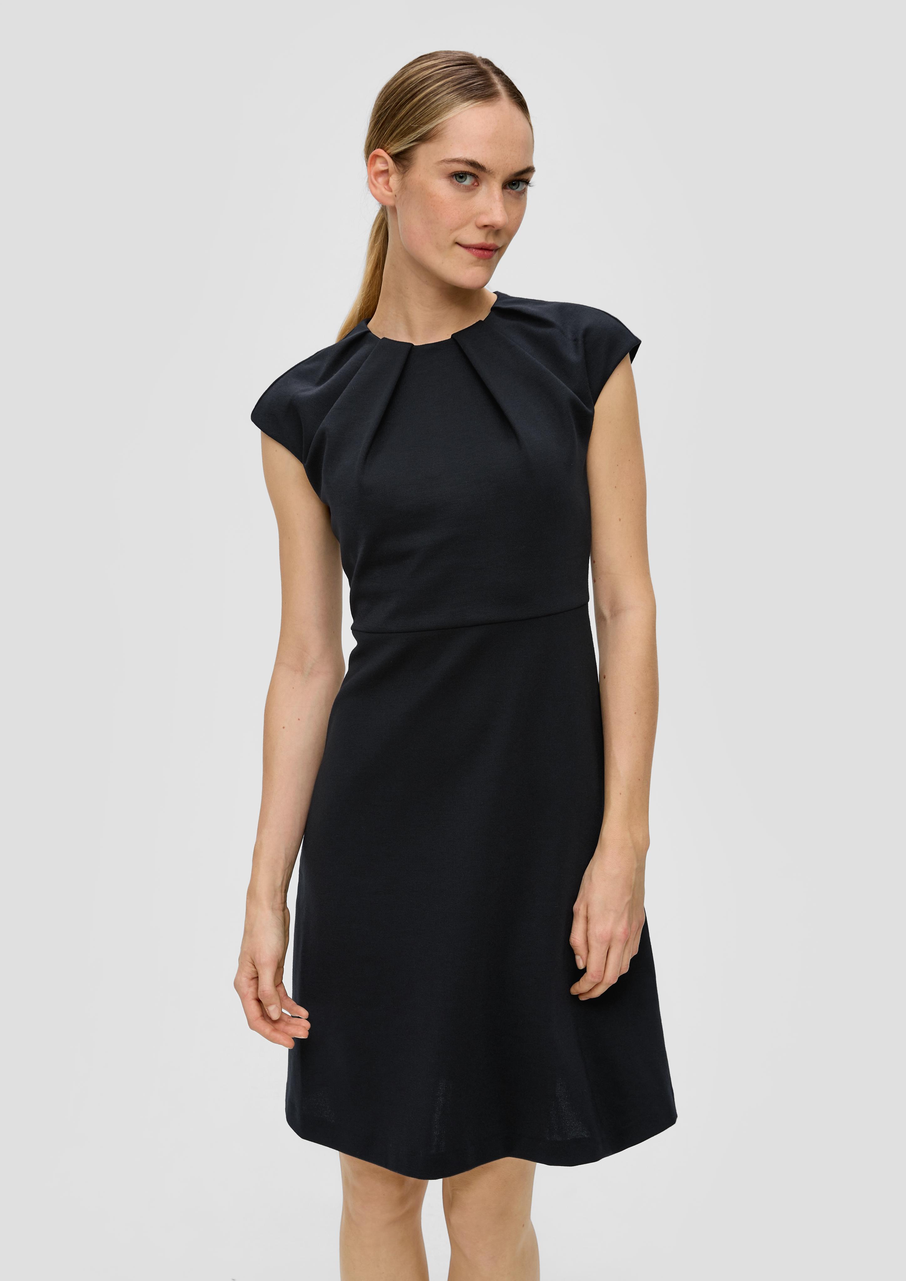 Kurzes Kleid mit plissiertem Rundhalsausschnitt  2143178-9999
