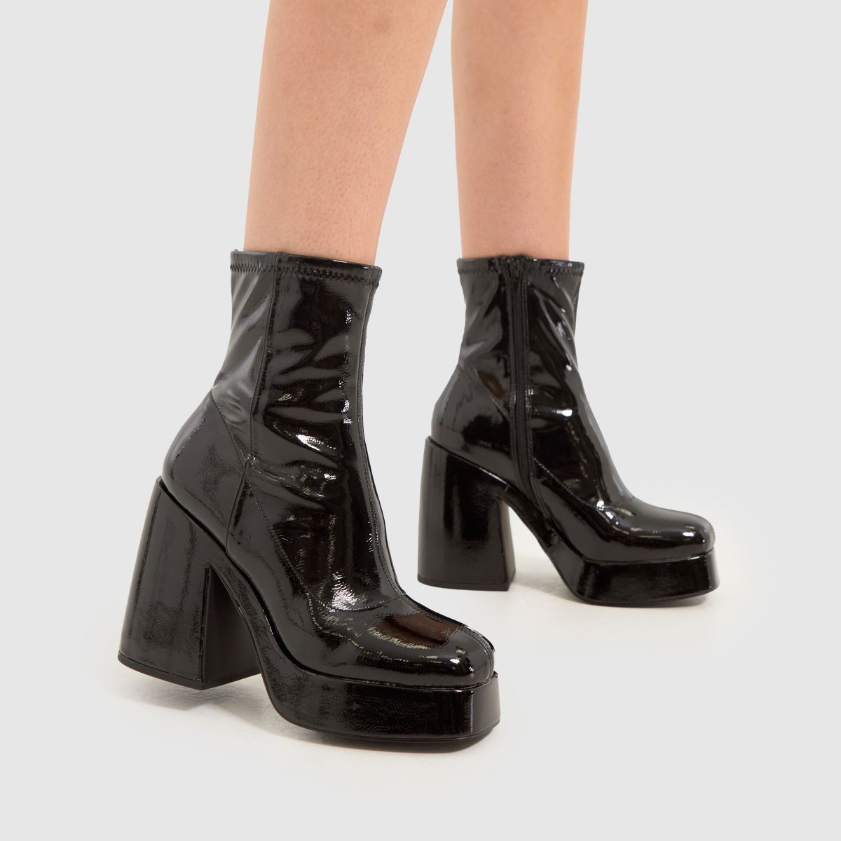 Schuh – Brogan – Svarta platåstövlar med lack