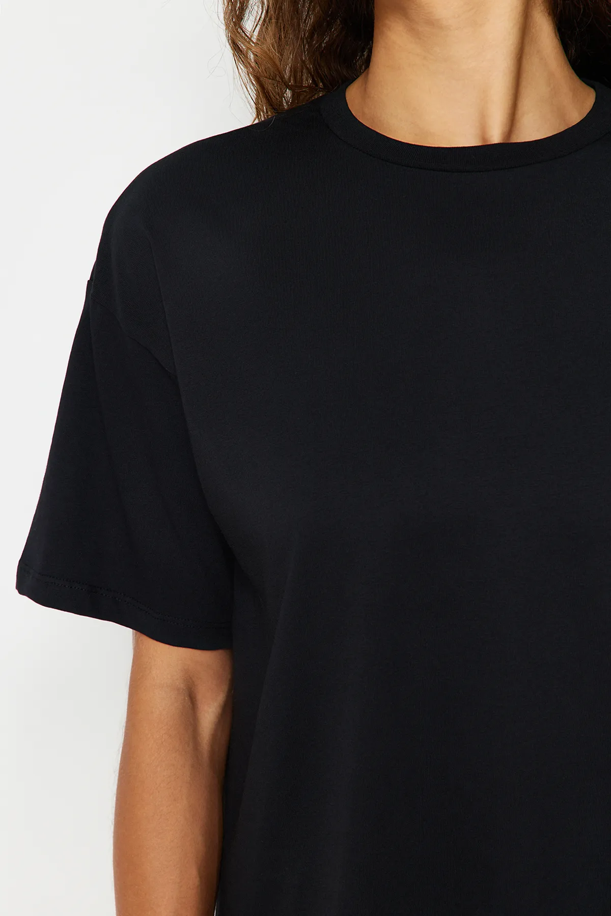 Trendyol Collection  Schwarzes, übergroßes/weites Strick-T-Shirt mit Rundhalsausschnitt aus 100 % Baumwolle TWOSS20TS0134
