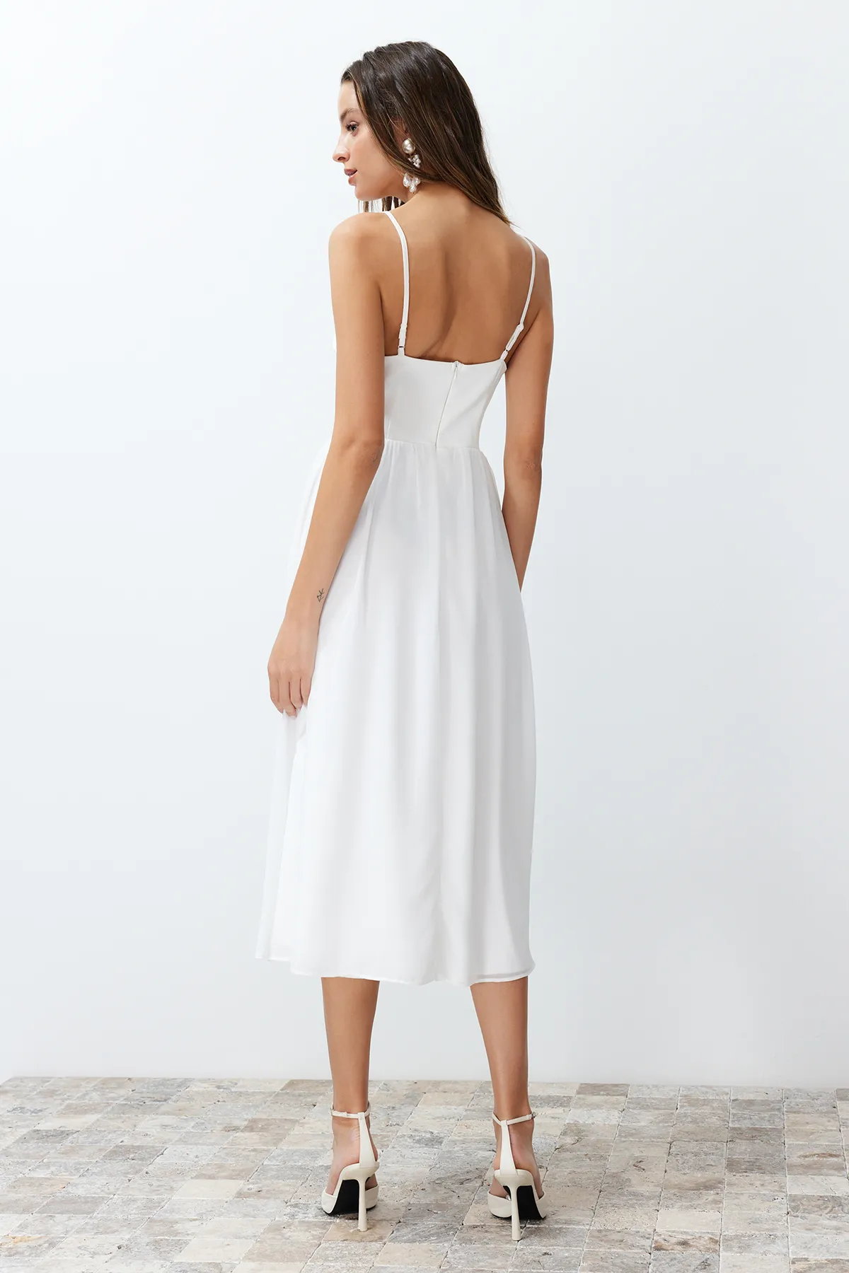 Trendyol Collection  Weißes Taillenöffnungs-/Skater-Futter, Korsett, detailliertes Tüll-Elegantes Abendkleid TPRSS24EL00041