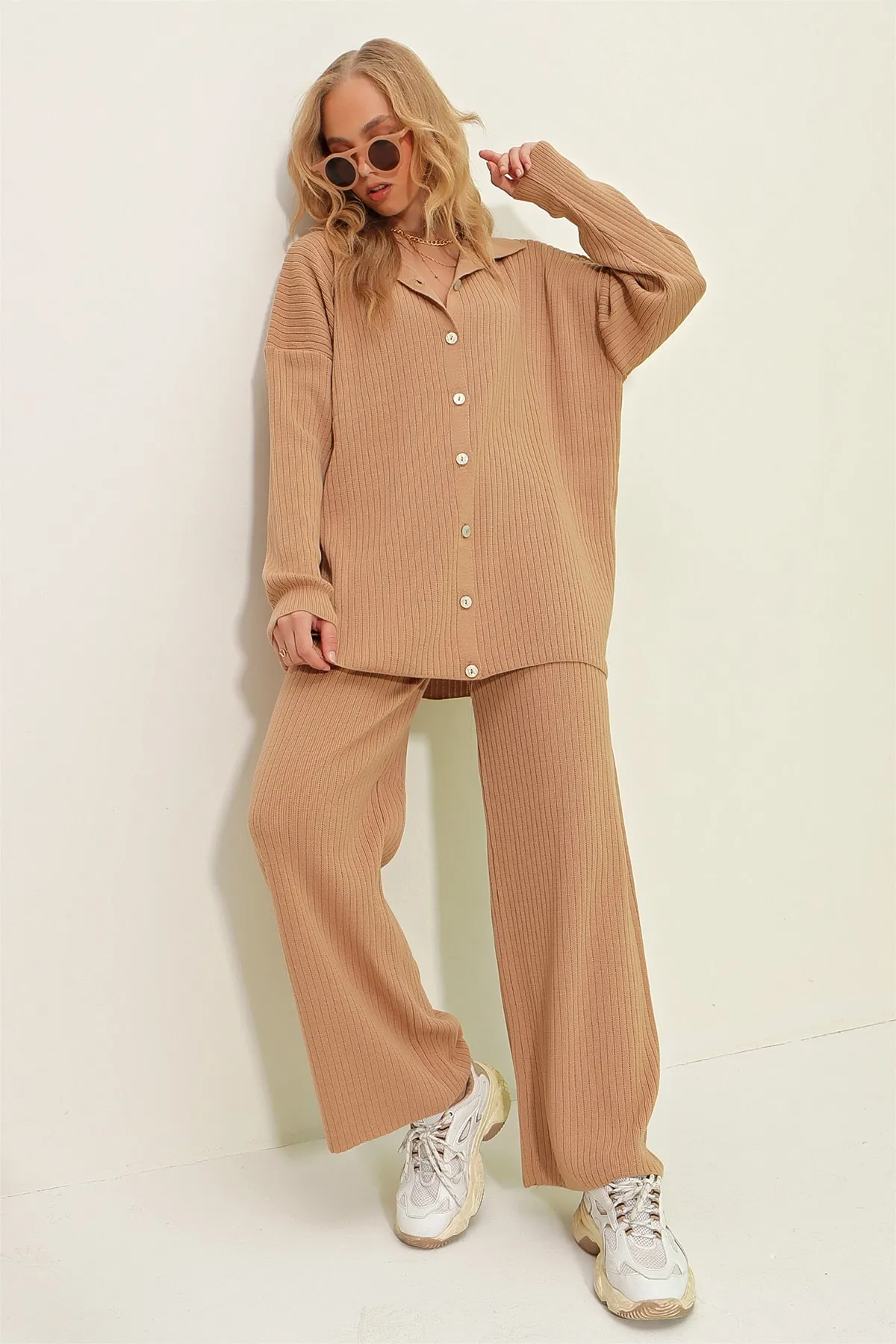 Trend Alaçatı Stili  Damen-Strickset mit Biscuit-Knopf und selbststrukturierter Struktur ALC-X9364