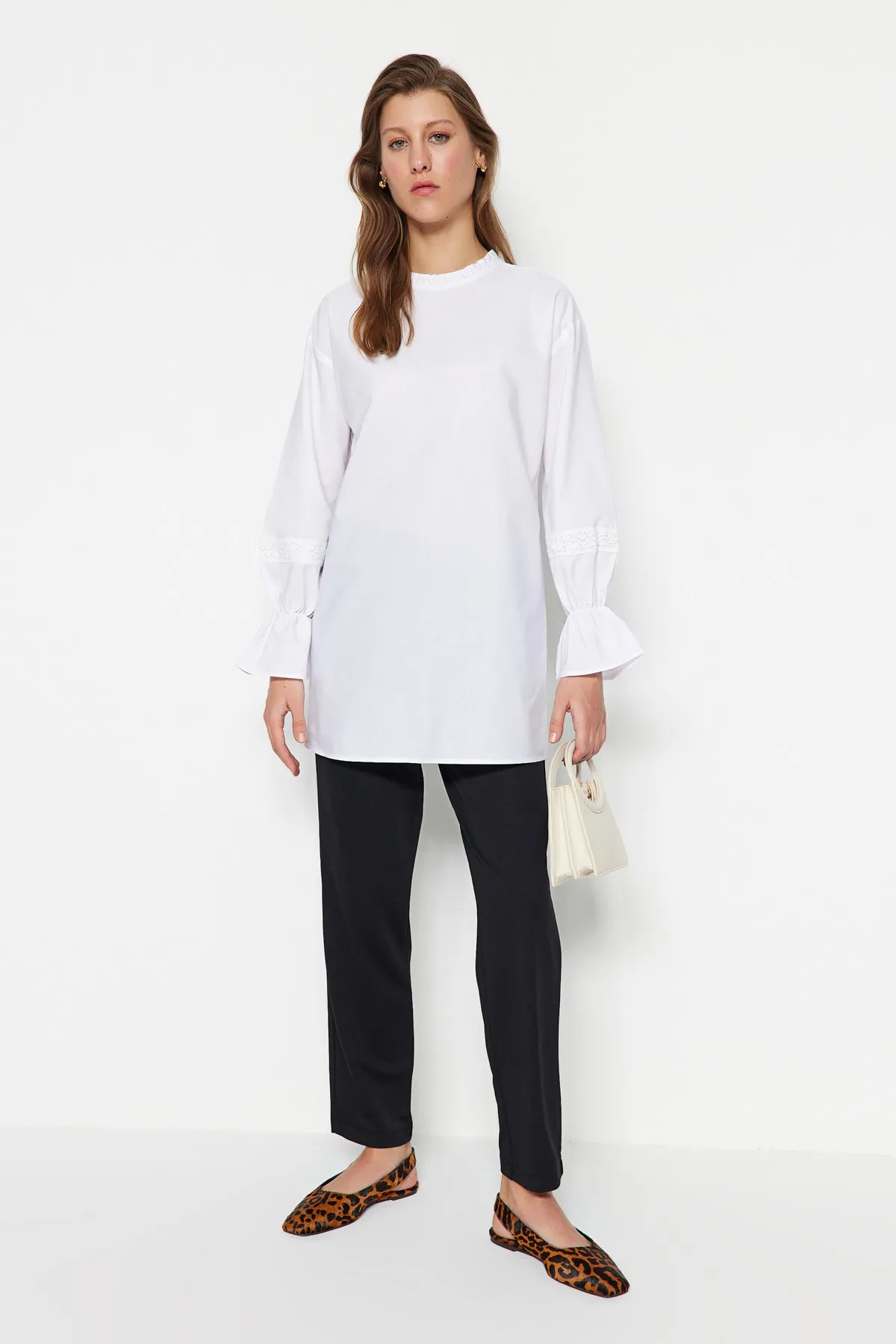 Trendyol Modest  Weiße Tunika aus gewebter Baumwolle mit Spitzenstickerei TCTSS23UK00045