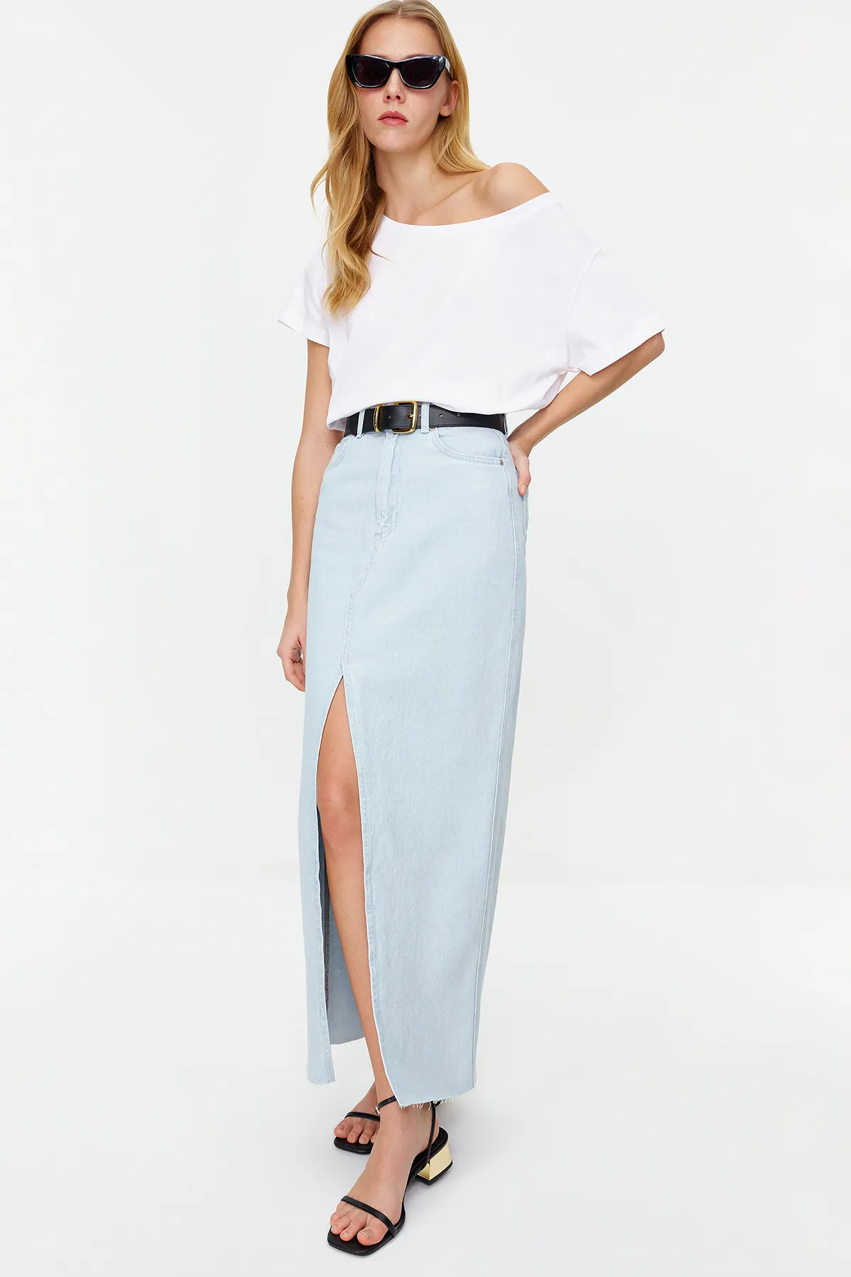 Trendyol Collection  Hellblauer, geschlitzter Maxi-Jeansrock mit hoher Taille TWOSS24ET00014