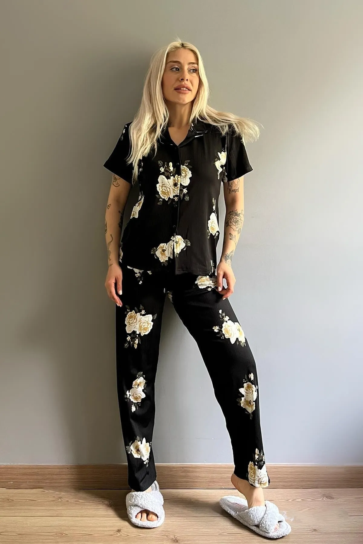 Pijamaevi  Kurzarm-Damenpyjama-Set mit Blumenmuster und gestrickter Vorderseite und Knöpfen