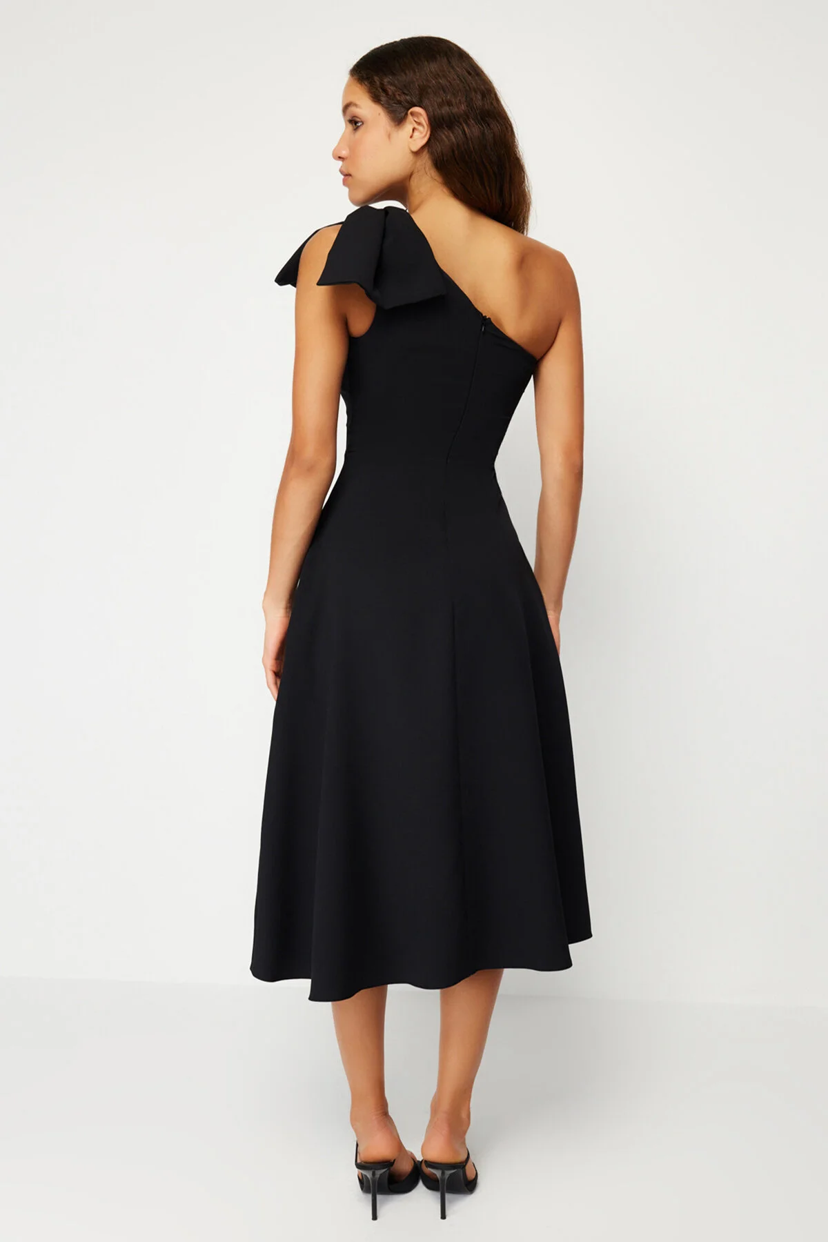 Trendyol Collection  Elegantes Abendkleid mit schwarzer Schleife TPRSS24EL00105
