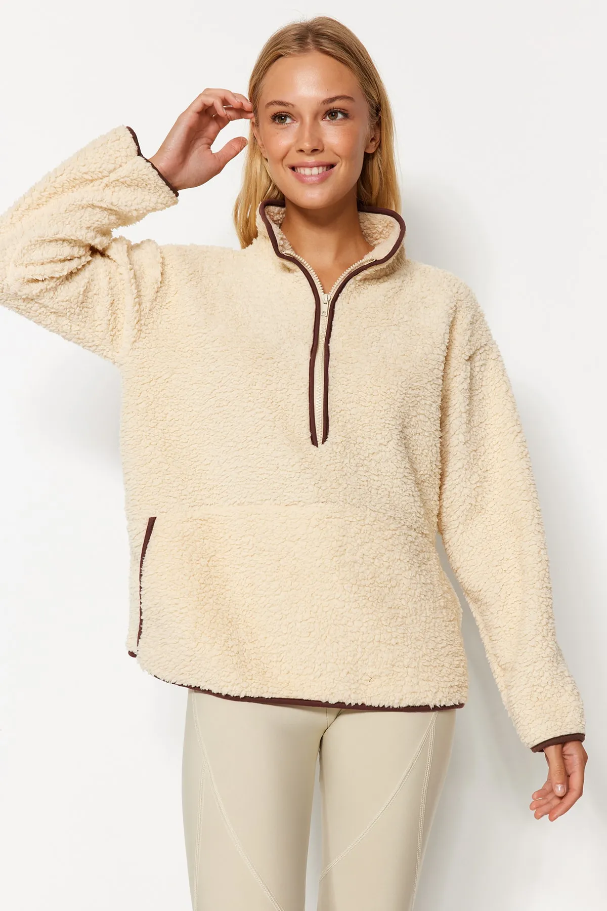 Trendyol Collection  Ecru gestricktes Sport-Sweatshirt aus Plüsch THMAW23SW00021