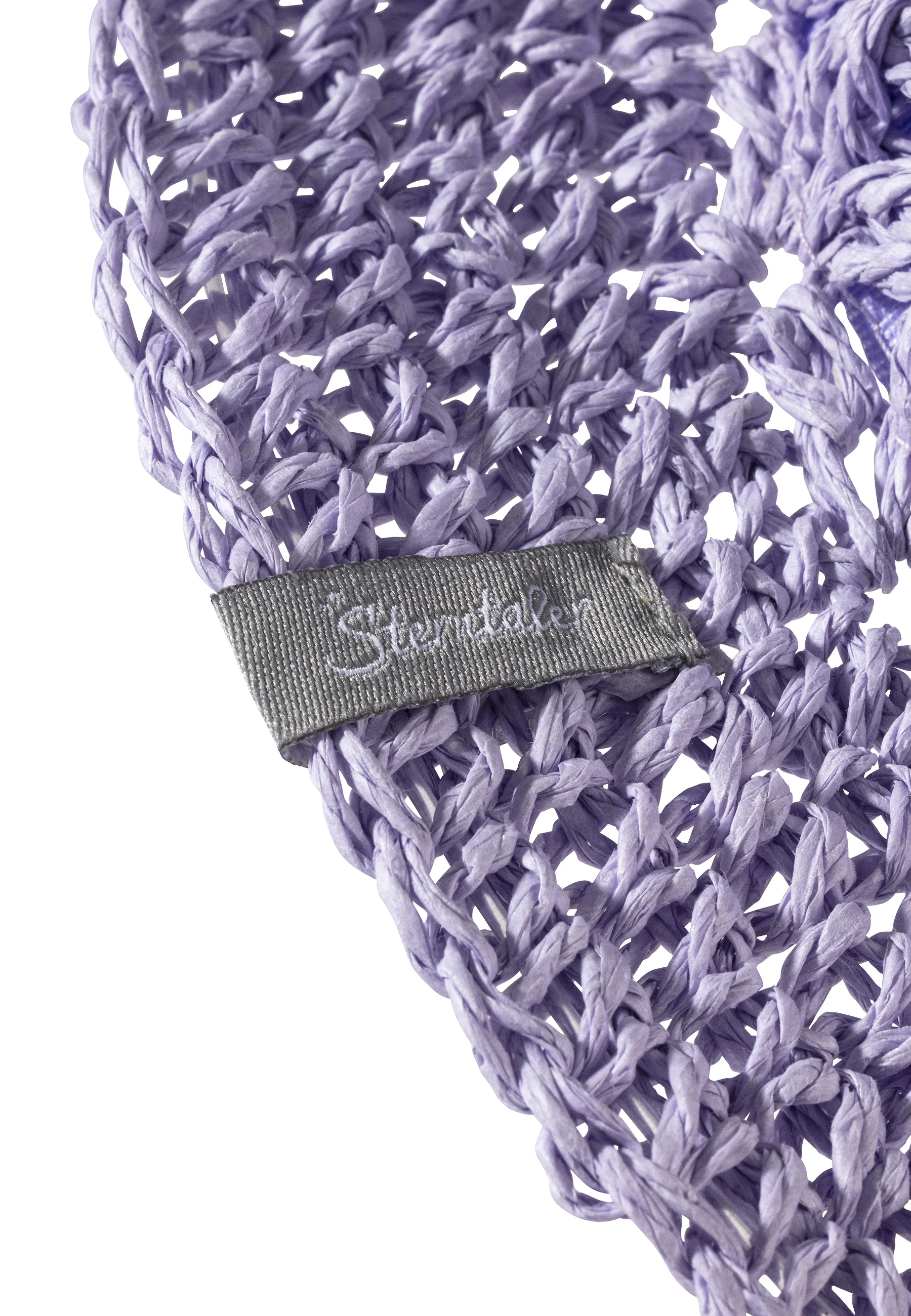 Strohhut mit eingehäkeltem Blumenmuster in lila