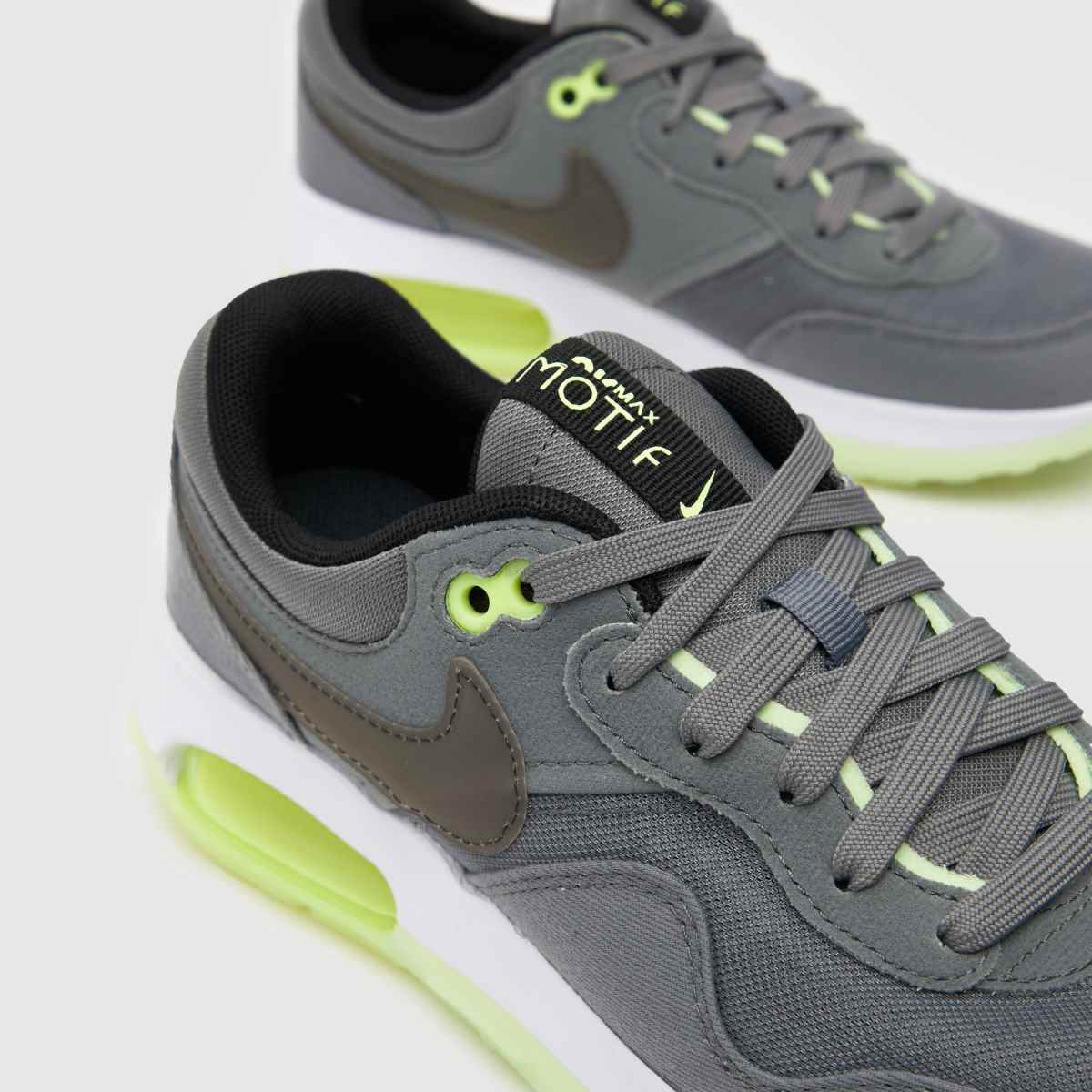 Nike grå och svarta Air Max-motiv för pojkar och ungdom