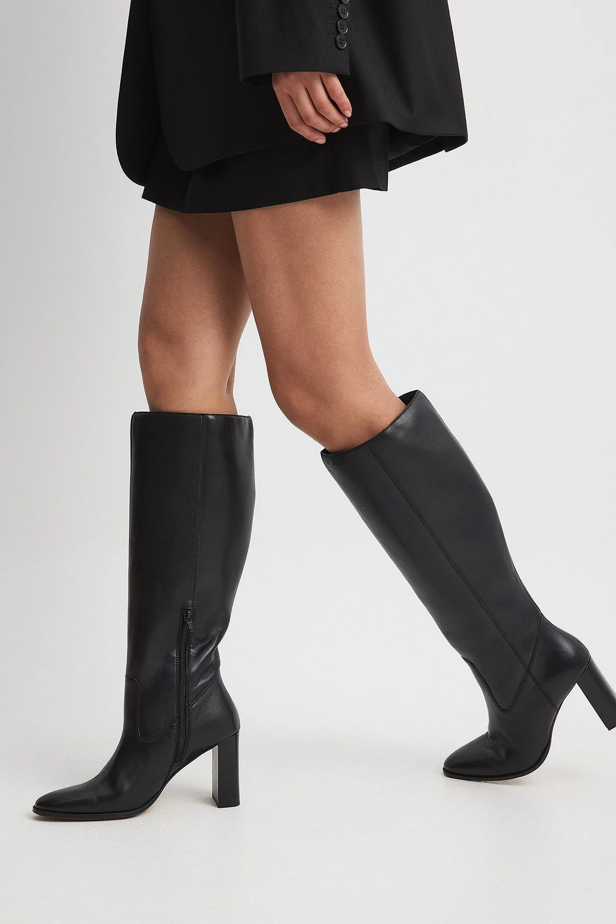 Kniehohe Lederstiefel mit abgerundeter Spitze