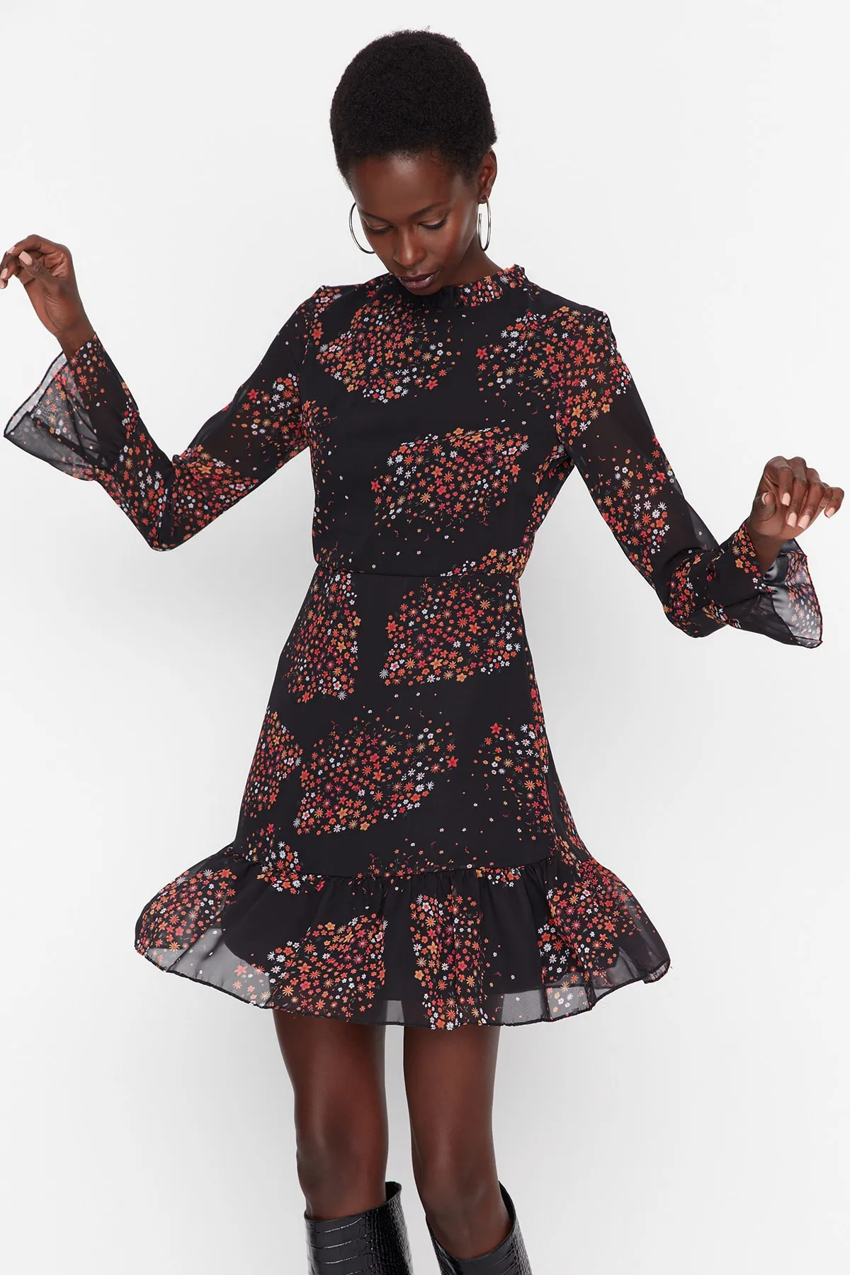 Trendyol Collection  Braunes Webkleid mit hohem Kragen TCLAW19LJ0076