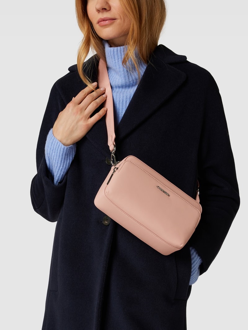 Umhängetasche mit Label-Applikation in rosé