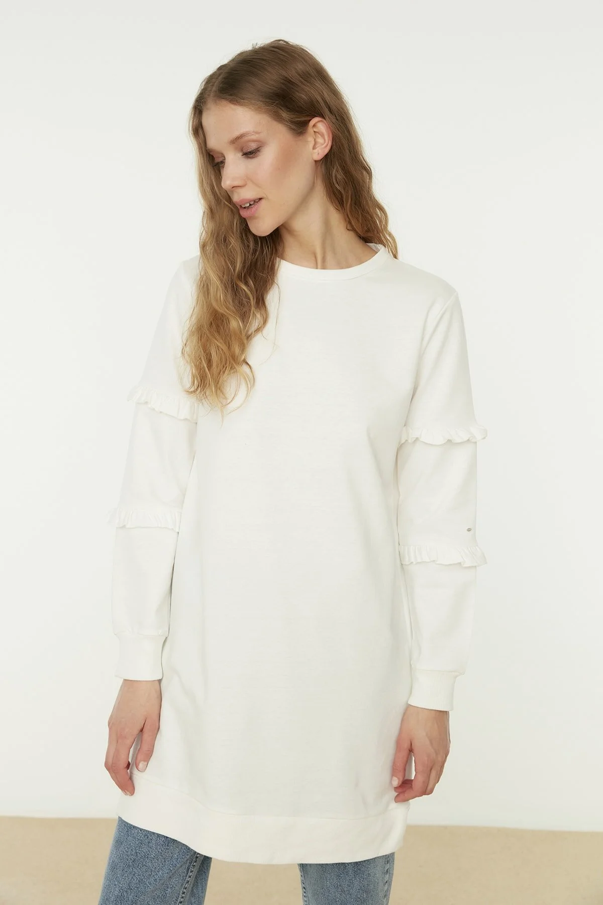 Trendyol Modest  Ecrufarbene Stricktunika mit Rundhalsausschnitt und Rüschenärmeln TCTSS21TN0088