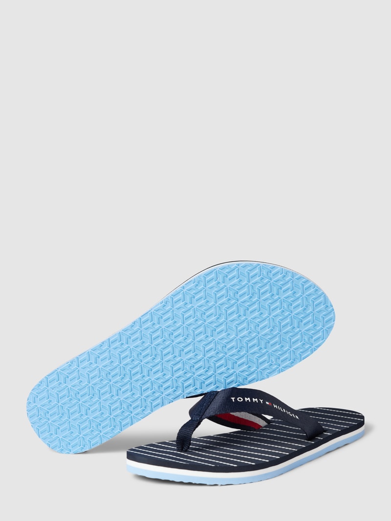 Zehentrenner mit Label-Print in marineblau
