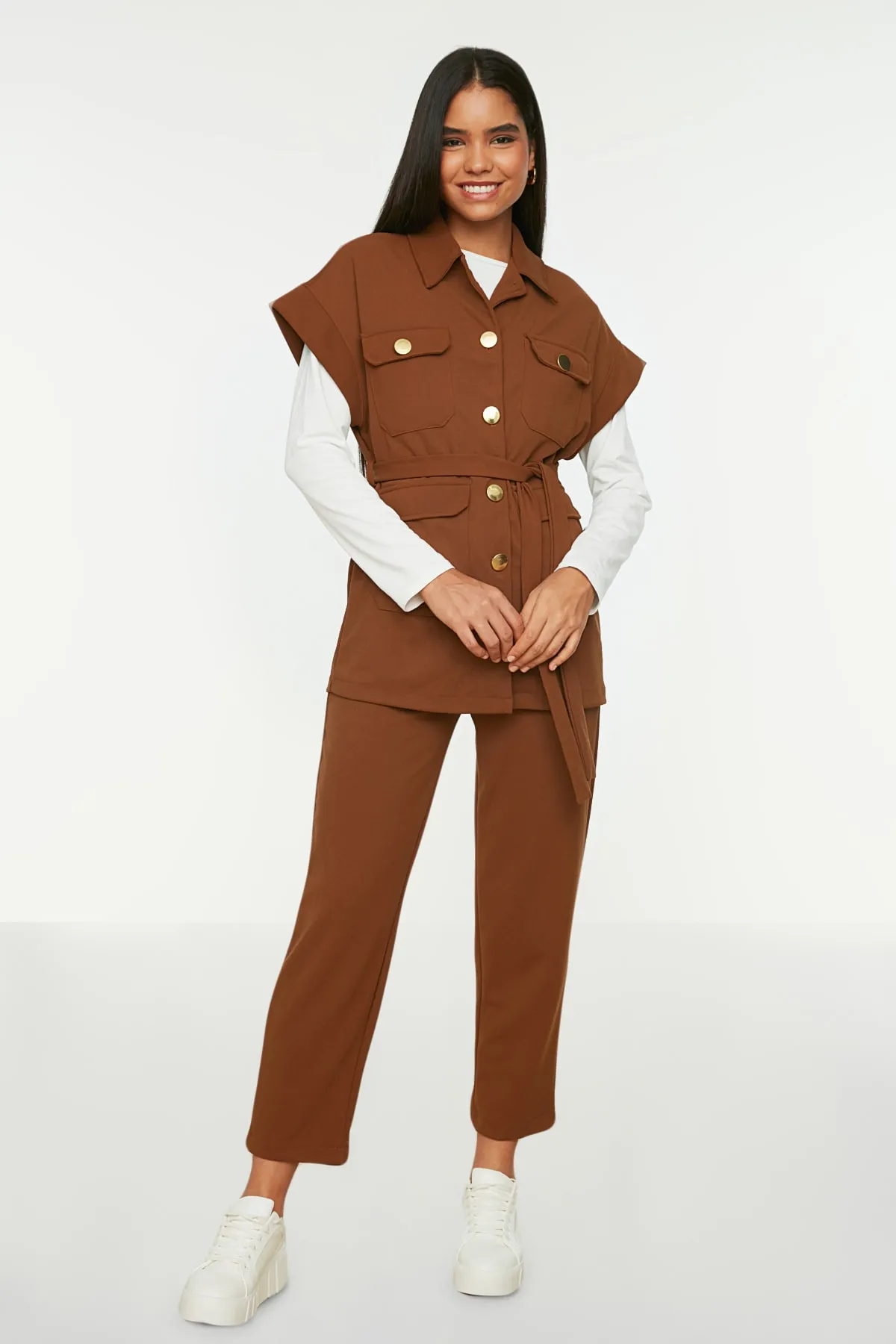 Trendyol Modest  Kamelfarbener, goldfarbener Strickanzug mit Weste und Hose mit Knöpfen TCTAW22US0062