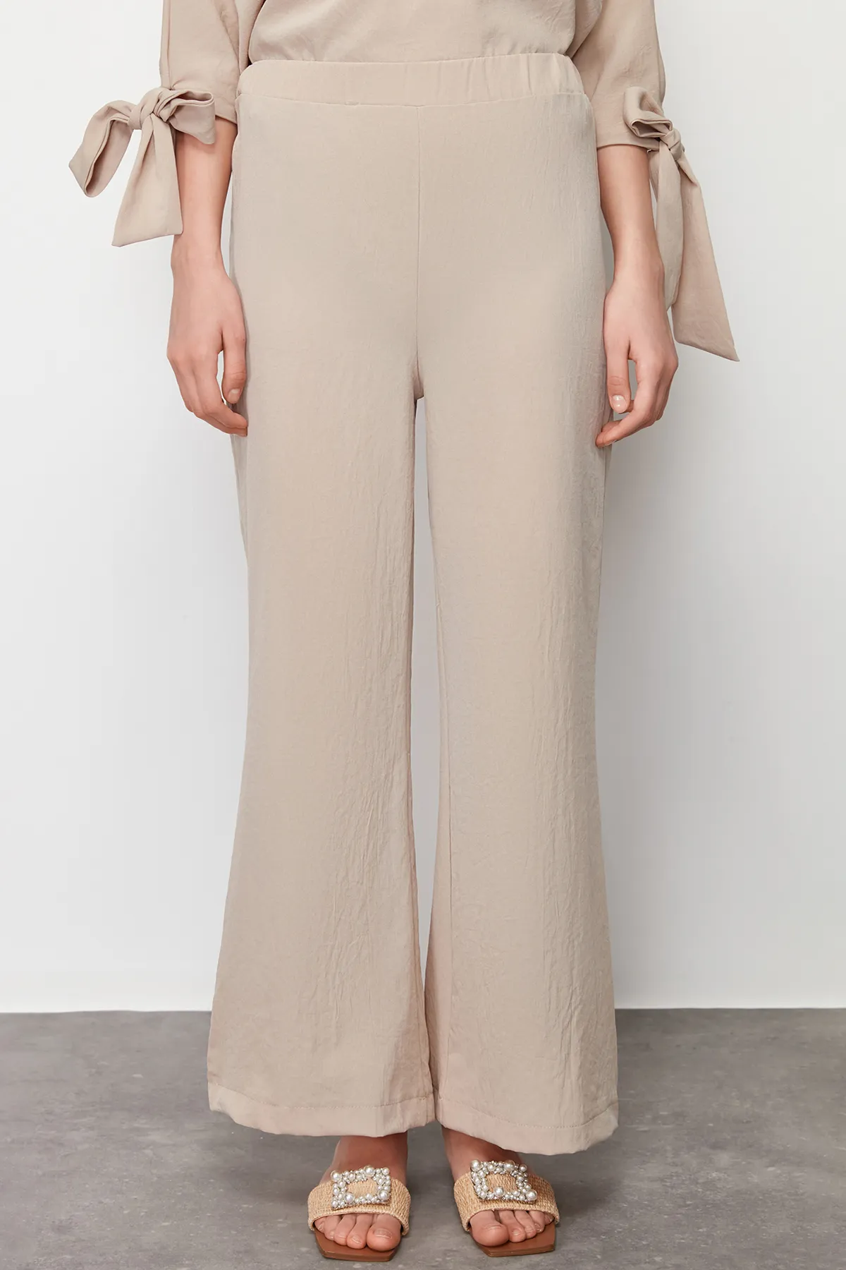 Trendyol Modest  Set aus gewebter Aerobin-Tunika und Hose mit Fledermausärmeln in Stein TCTSS23US00043