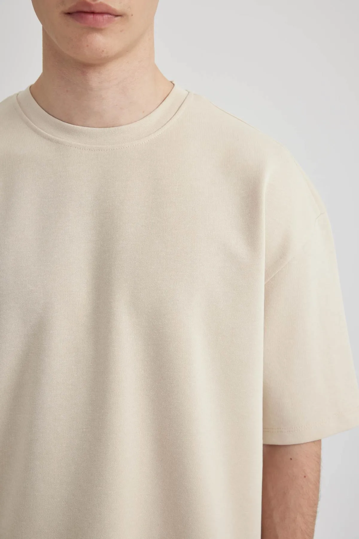 DeFacto  Kurzärmliges T-Shirt aus schwerem Stoff mit Rundhalsausschnitt und Oversize-Passform X3926AZ24SP