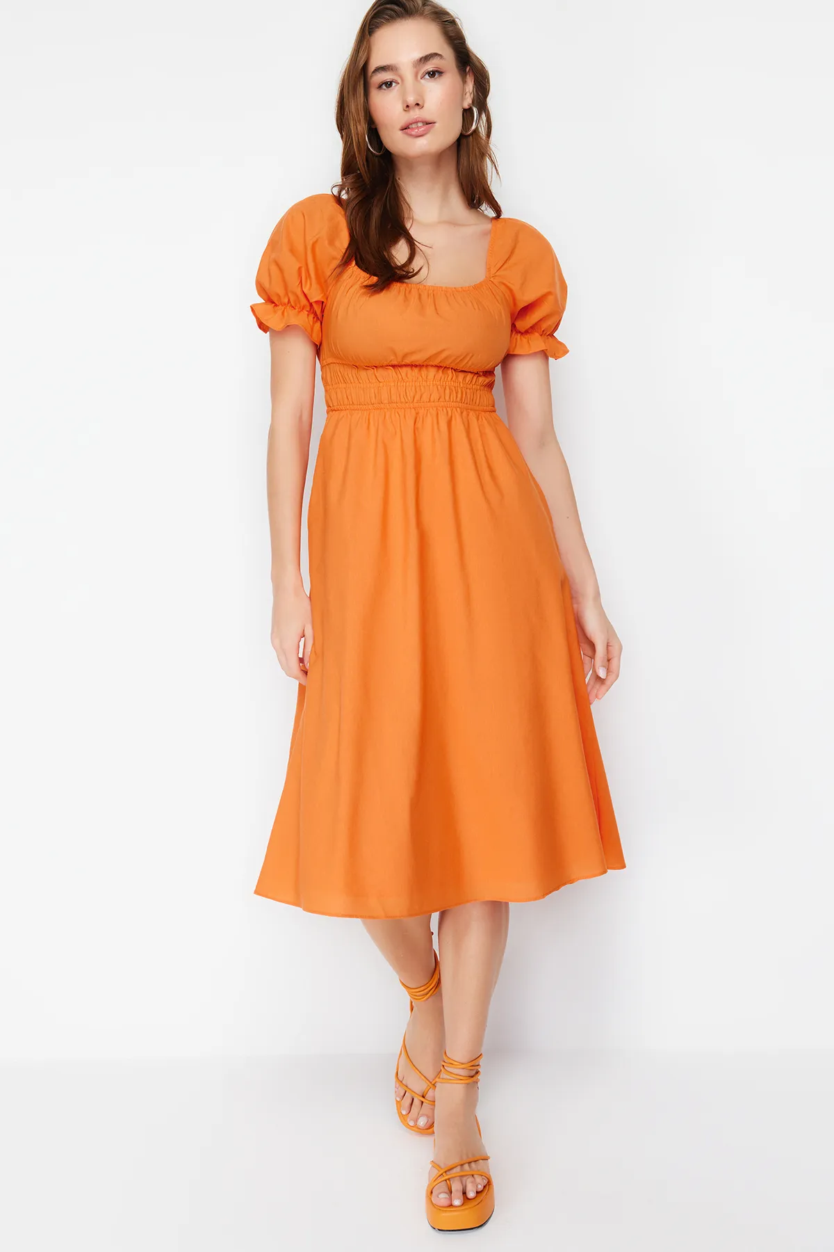Trendyol Collection  Orangefarbenes Midi-Webkleid mit Ballonärmeln und Taillenöffnung TWOSS22EL1768